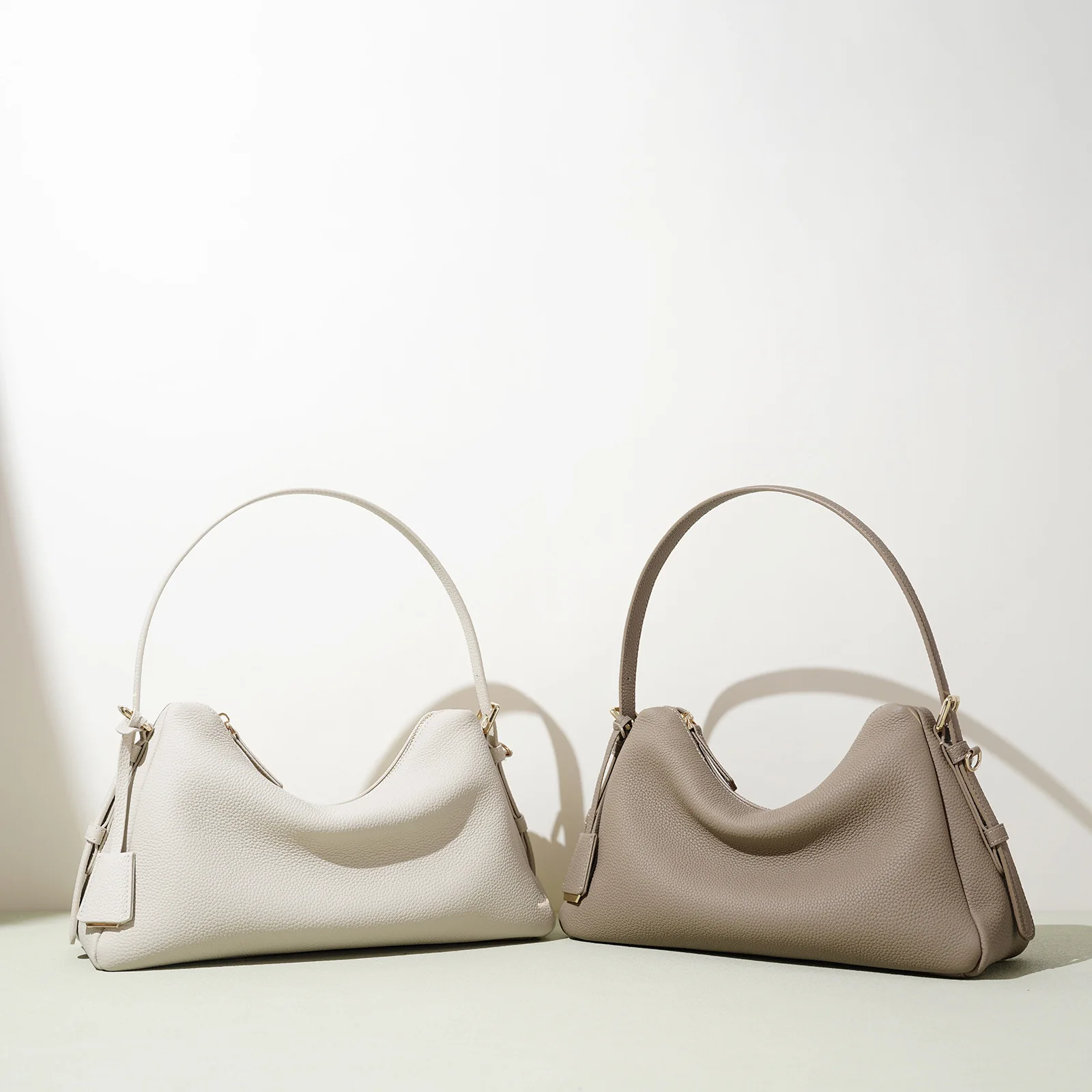 

Retro New Luxurious First Layer Cowhide Women's Boston Wanderer Handbag 2026 Niche Classic Simple Fashion Armpit Crossbody Bag