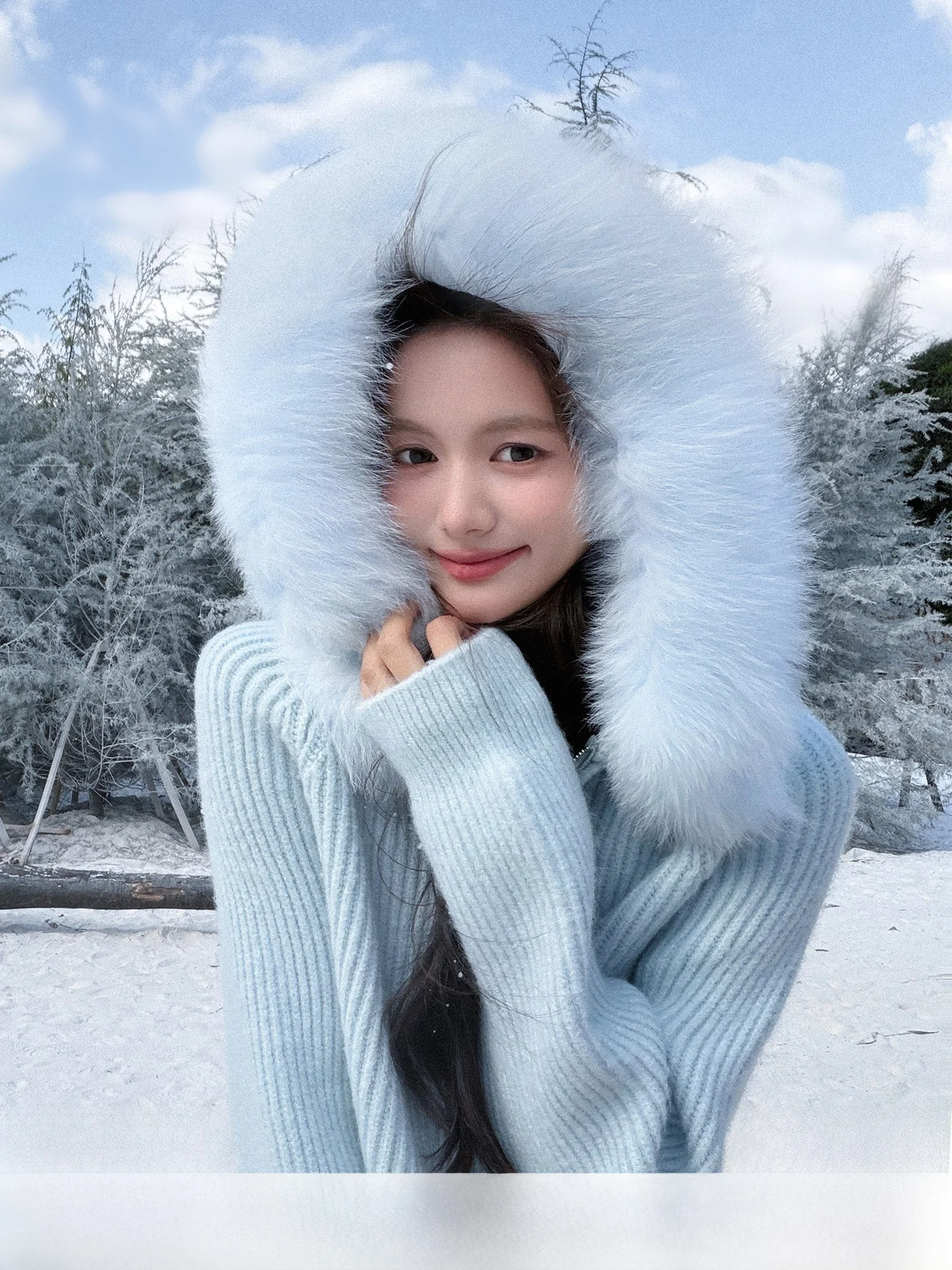 

Вязаное пальто с меховым воротником и помпонами, повседневное, для города, имитация кашемира, с капюшоном, в полоску, верхняя одежда для женщин