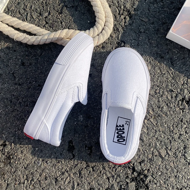 أحذية قماشية للأولاد والبنات من OPOEE، أحذية رياضية منخفضة القطع سهلة الارتداء، أحذية بيضاء لبدء موسم المدرسة