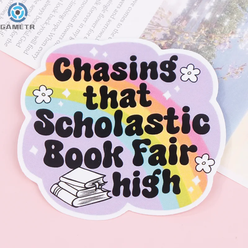 Chasing That Scholastic Book Fair High "decalcomania in vinile durevole per gli amanti dei libri, adesivo resistente alle intemperie per laptop, quaderni, auto