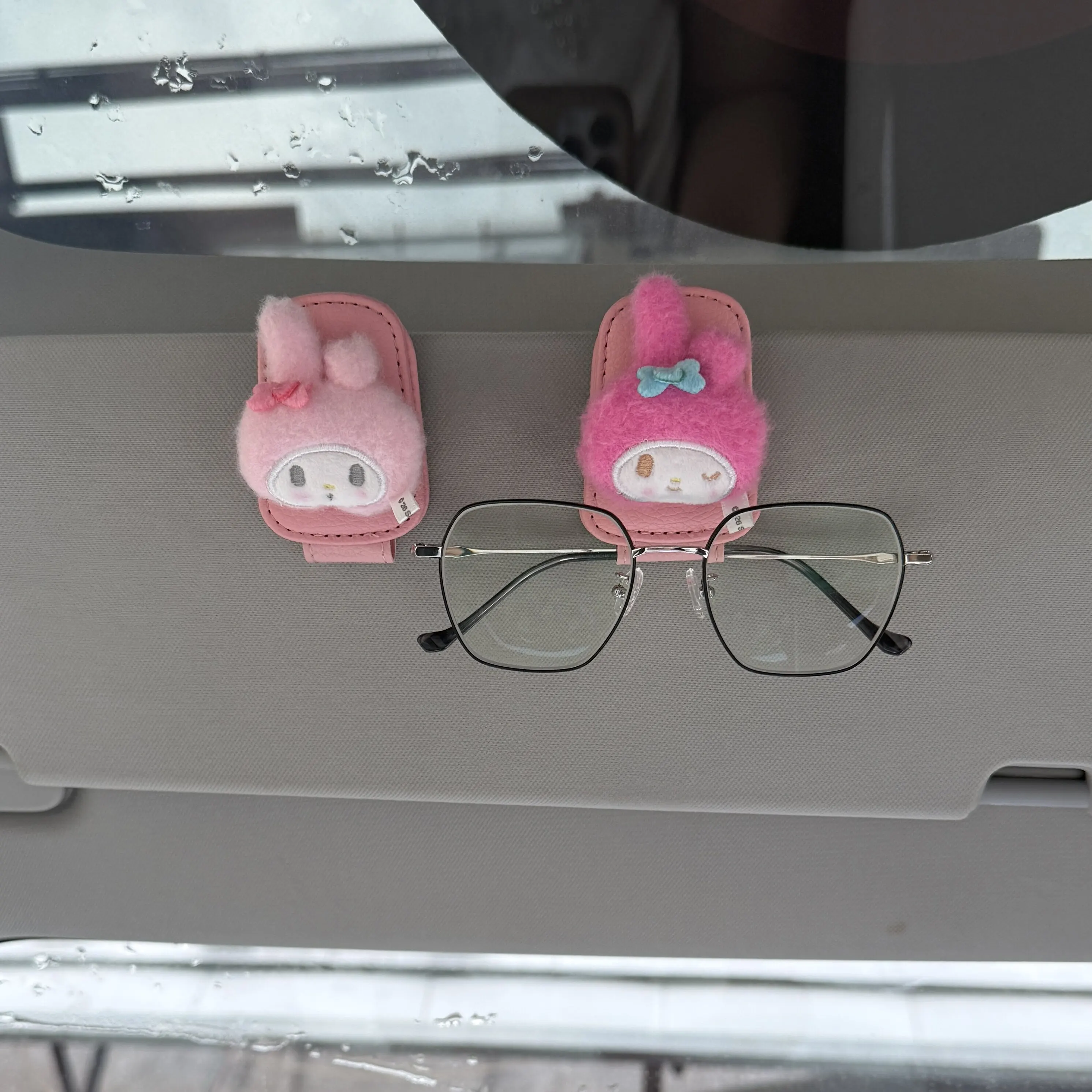 

Sunglasses Holder Is Suitable for Car Sun shades Magnetic Leather Sunglasses Clip and Ticket Clip Car Sunshade Accessories