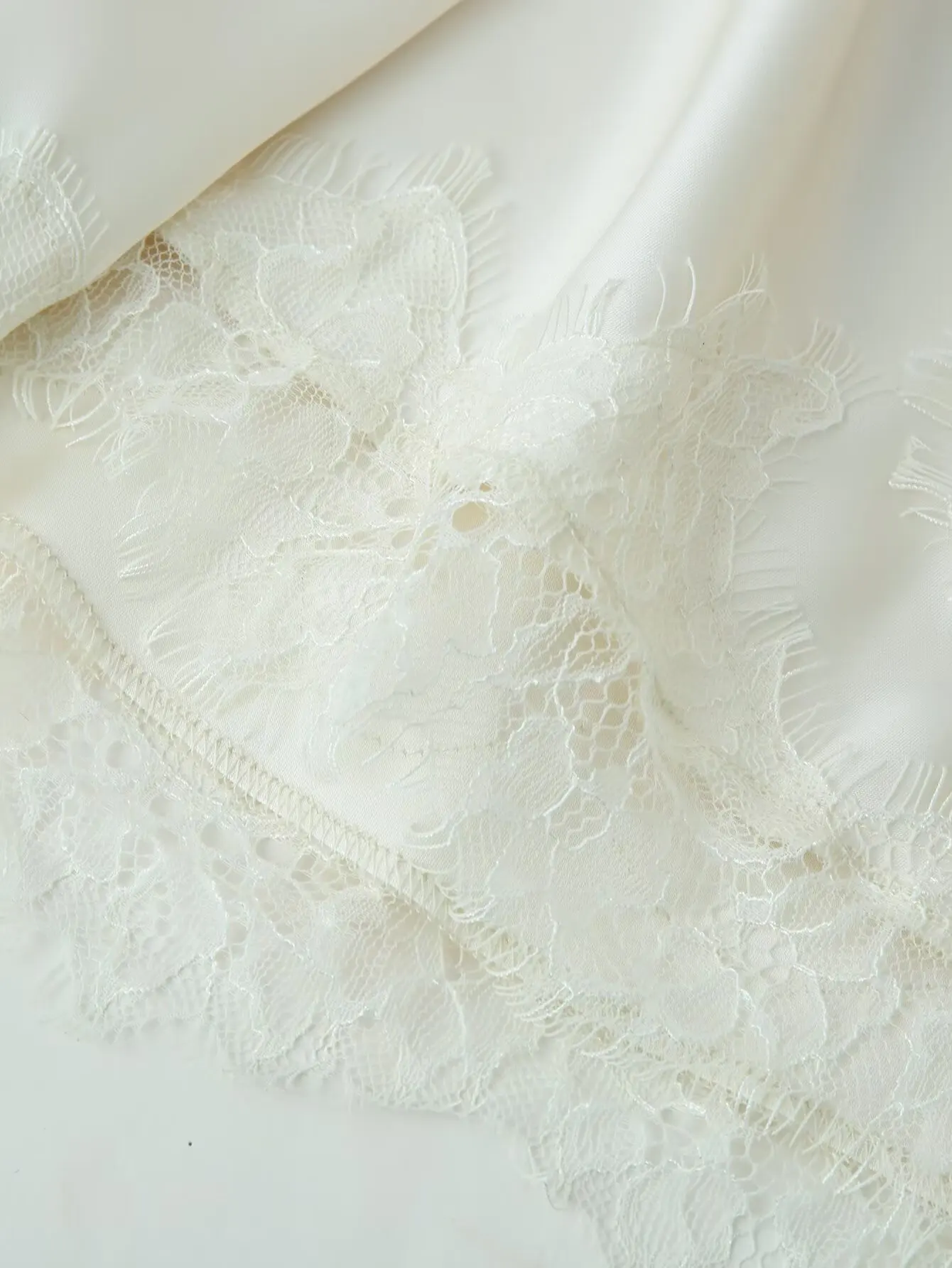 2025 Abito senza spalline in pizzo Abito da donna con scollo a V Abito senza spalline allentato Moda sexy Abito in pizzo di raso bianco Elegante cena da sera Nig