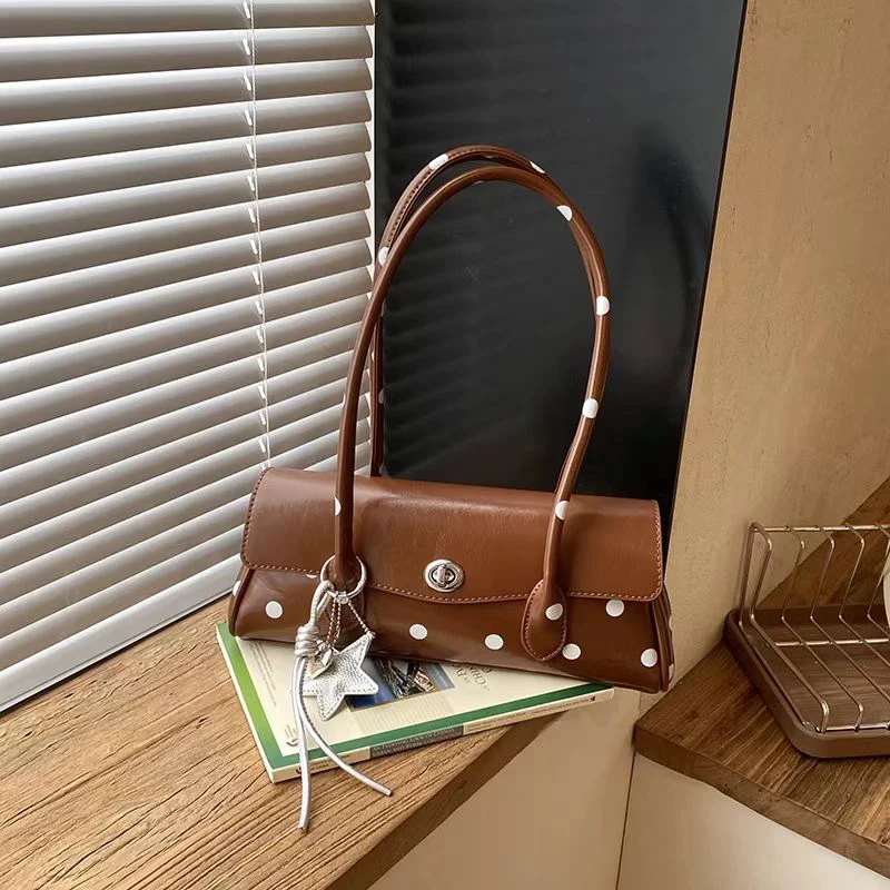 Gepunktete Hobo-Unterarmtasche, Koreanisch-Chic Damen-Handtasche mit Langem Trageriemen und Taschenanhänger, Alltagstasche für Arbeit und Pendeln – Detail 11