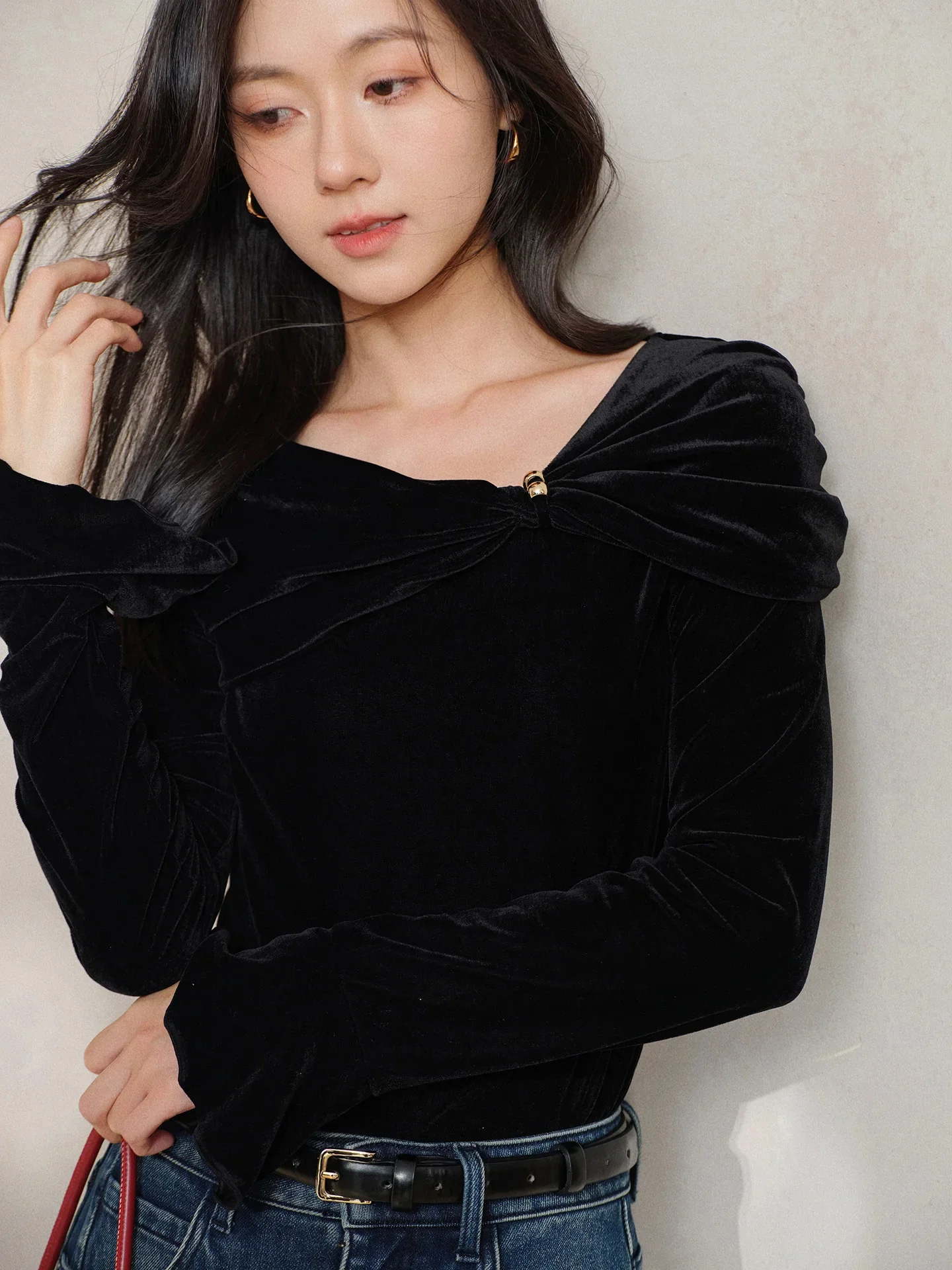 غير المتماثلة المخملية تويست الجبهة للنساء النمط الفرنسي سليم طويل الأكمام تي شيرت شتوي لينة بسط بلوزة سوداء مظهر يوميا #5