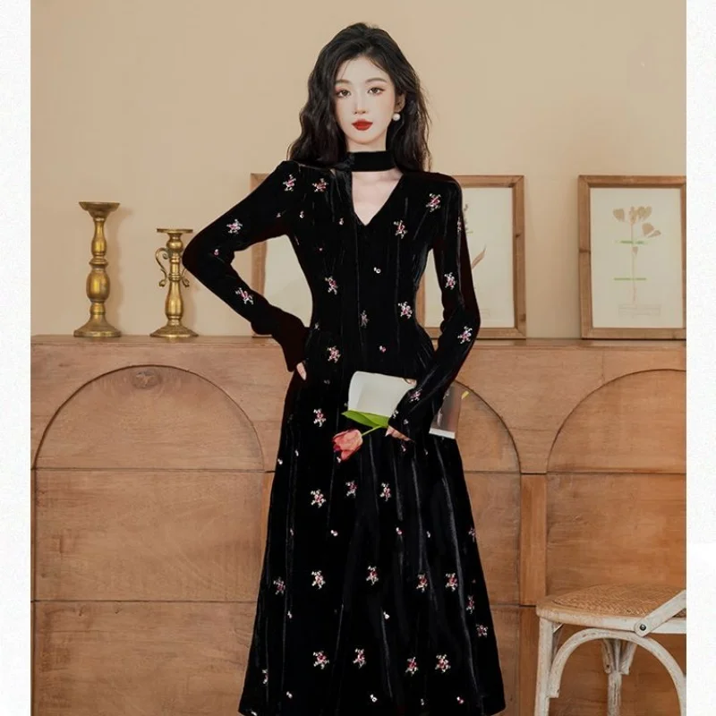 Francuska sukienka w stylu Hepburn z czarnego aksamitu dla kobiet, nowy projekt na jesień i zimę 2025, z kwiatowym haftem, elegancka, długa.