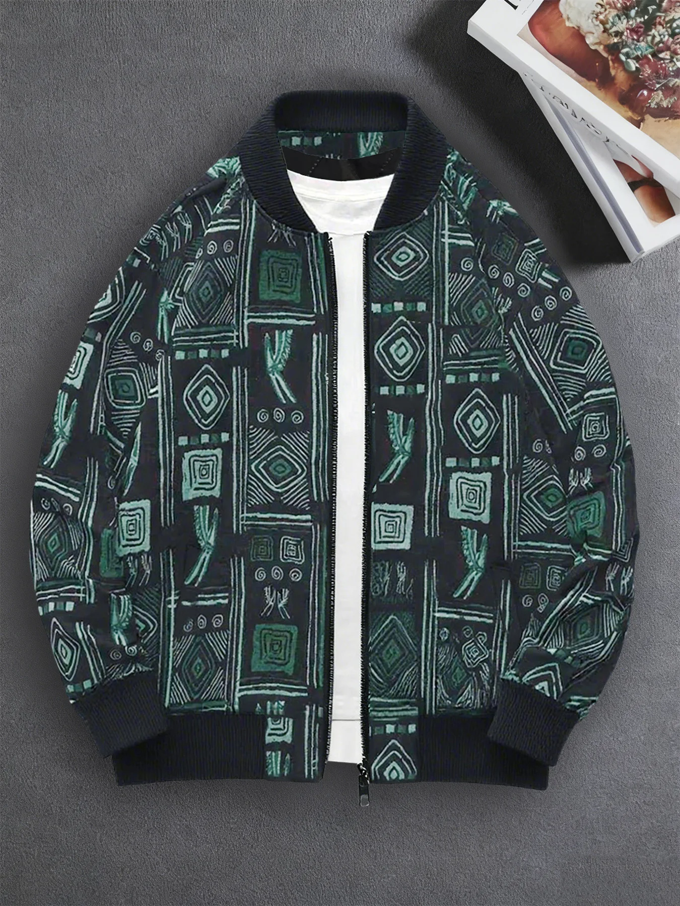 

Autumn and winter fleece-lined jacket with green geometric pattern design, reminiscent of American baseball uniforms.