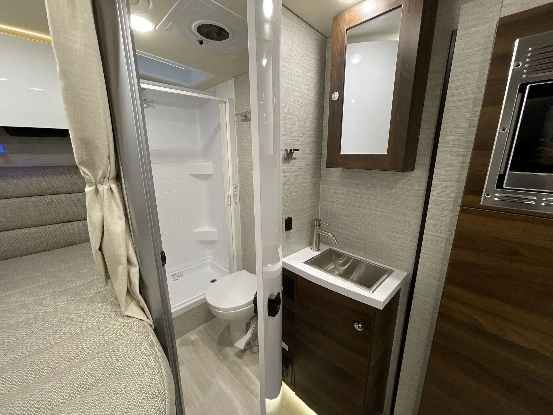 Vacation Camping VAN 2023 Winnebago Luxury MOTORHOME Used for Camping