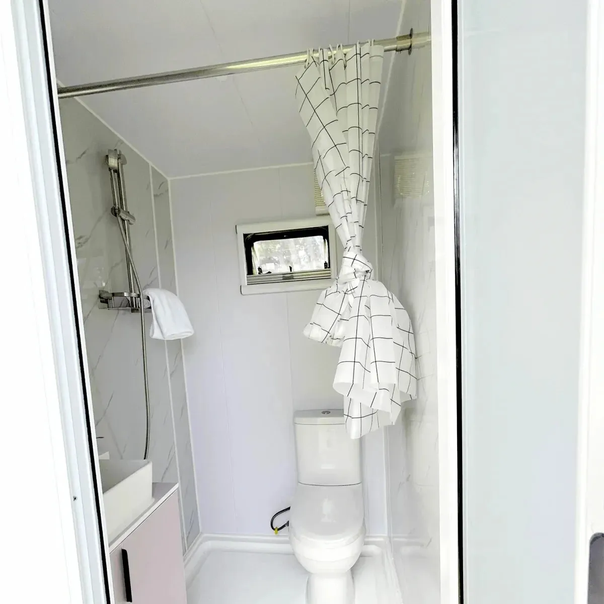 حاوية محمولة قابلة للتوسيع قابلة للطي بطول 20 قدمًا و40 قدمًا مع جدار خارجي من الفولاذ للمنزل مع تأثير حمام داخلي لغرفة النوم