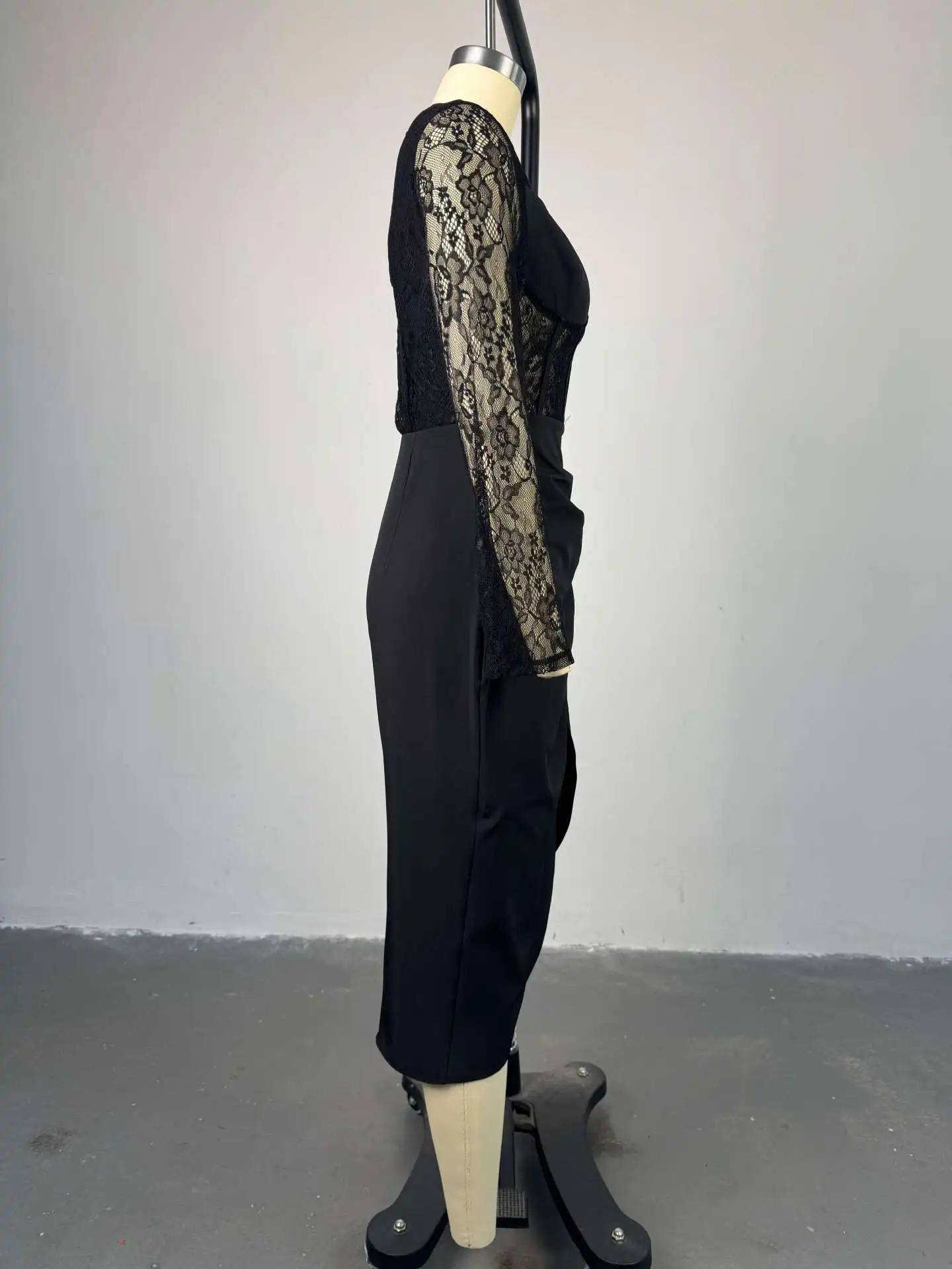 Abito longuette aderente primaverile Abito da donna elegante di media lunghezza con scollo quadrato in pizzo a maniche lunghe a vita alta