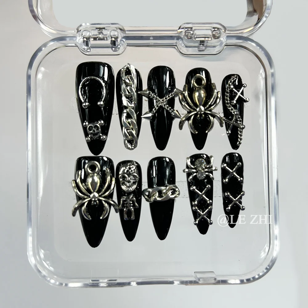 Luxe Hof Diamond Press on Nails Art Gothic Black Metal Spider Ghost Skull Volledige dekking nagels Lange doodskist Amandel Handwerknagels