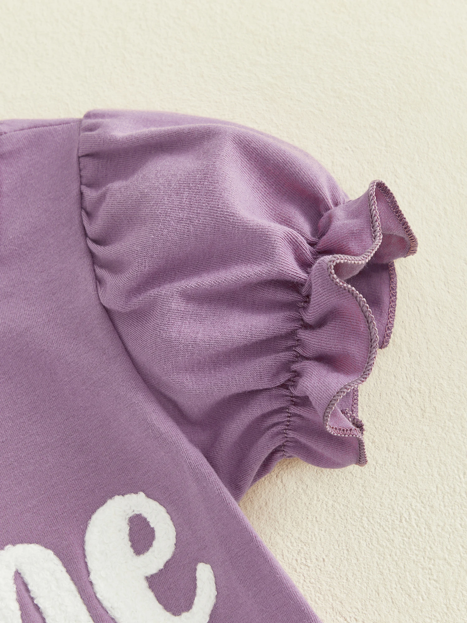 

Летние наряды для маленьких девочек, 2 шт., топы с рюшами на рукавах, круглым вырезом и цветочной вышивкой, комплект с шортами на эластичной резинке на талии для дня рождения