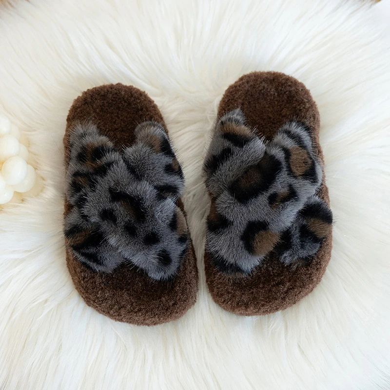 

2025 Winter New Flat Heel Children's Shoes for Girls, Fashion Leopard Pattern Plush Slippers, Comfortable and Warm One Word Drag