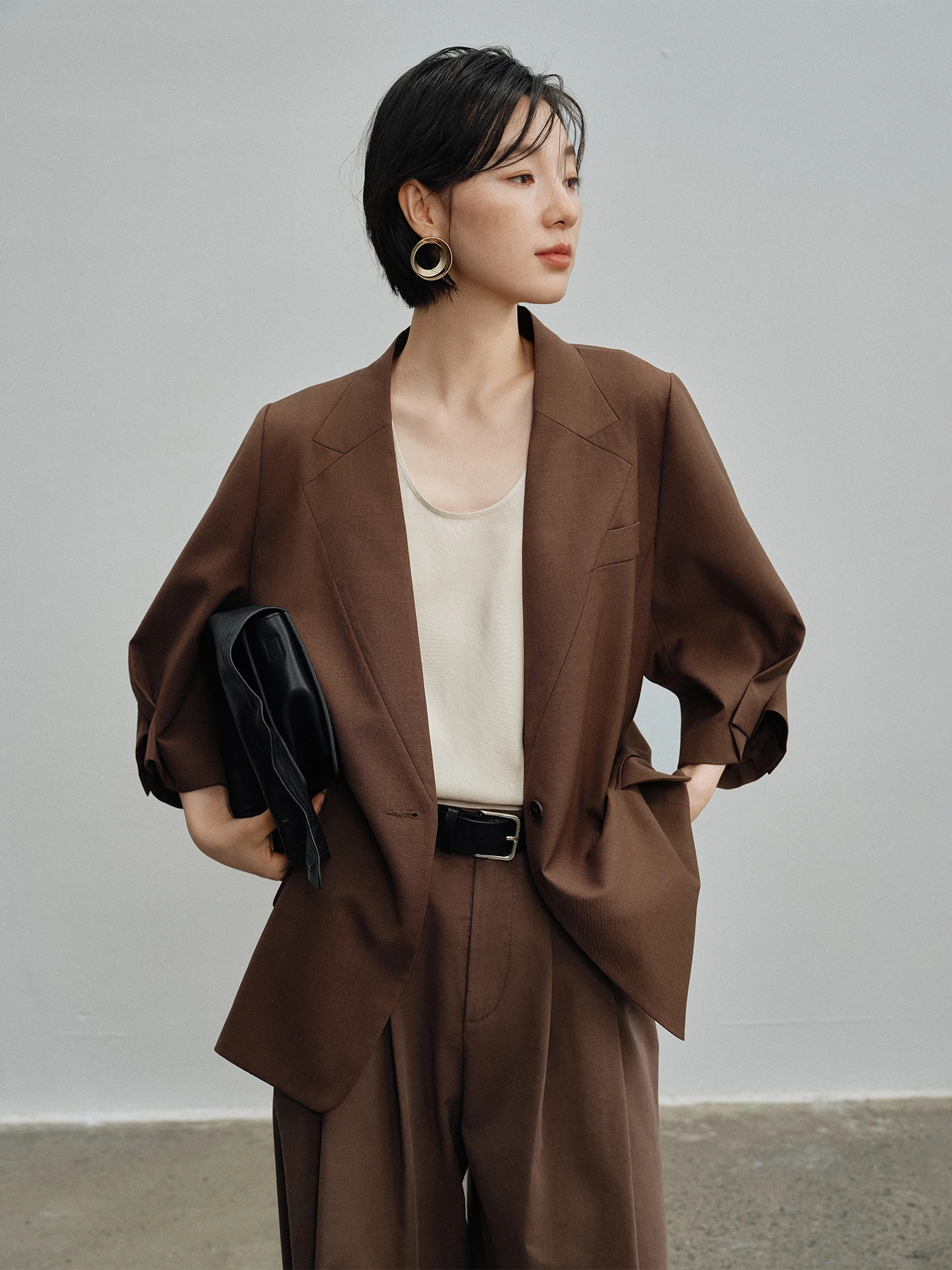 

Весна 2026: Новая минималистичная женская куртка-пиджак для офиса с рукавом три четверти, премиальный вид, универсальная, элегантная, модная