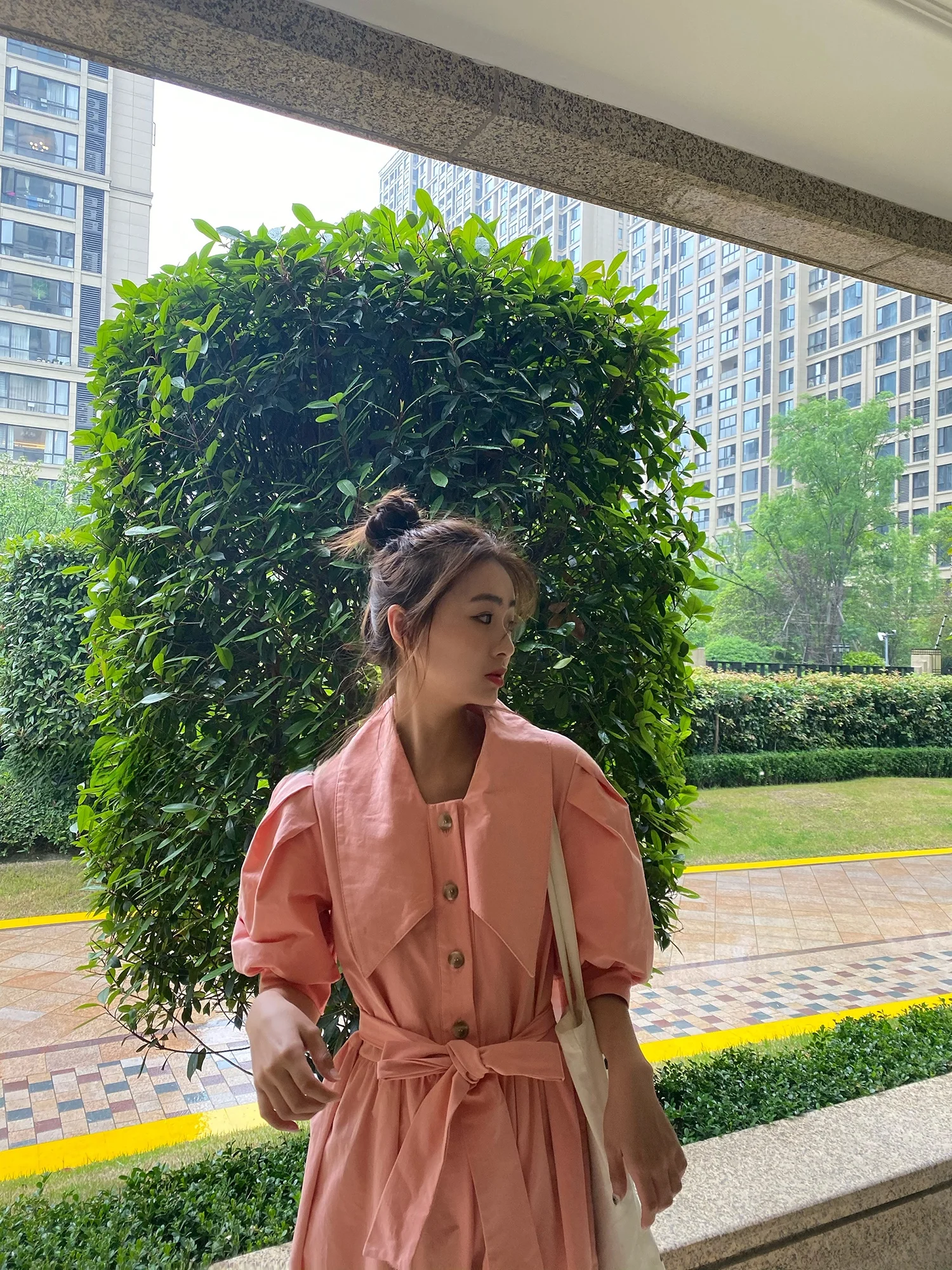 จั๊มสูทคอปกบานทรงวัยรุ่น แขนพอง แต่งเชือกรัดเอว กางเกงผ้าฝ้ายลำลองสำหรับฤดูร้อน เหมาะสำหรับสาวๆ