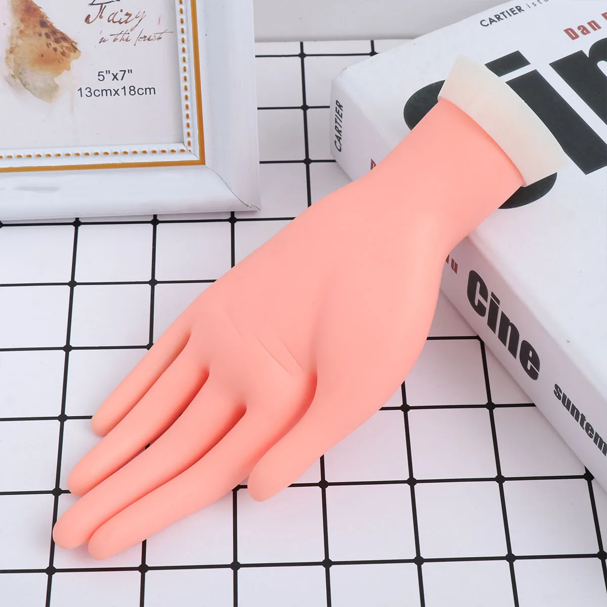 Elastyczny sztuczny palec do ćwiczeń zdobienia paznokci, ruchomy, w kolorze skóry, tipsy do paznokci, wkładane, przenośne narzędzie do manicure dla początkujących w salonie.