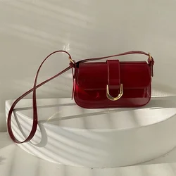 Damska modna luksusowy Design torebka z klapką modna torba Crossbody gorąca czerwona siodełko w stylu Vintage mała lakierowana torba na ramię