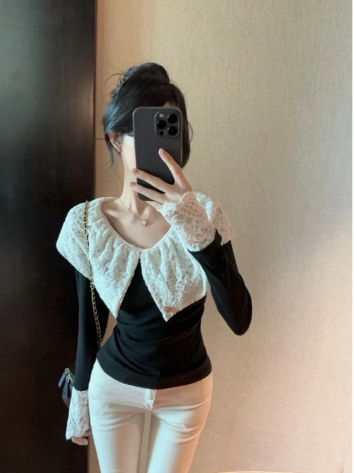 Süßes und würziges Spitzen-Puppenkragen-Irt-Damen-Herbst-Winter-Long-S Sve-Baumwoll-Basischicht-Top mit Glocken-Sves