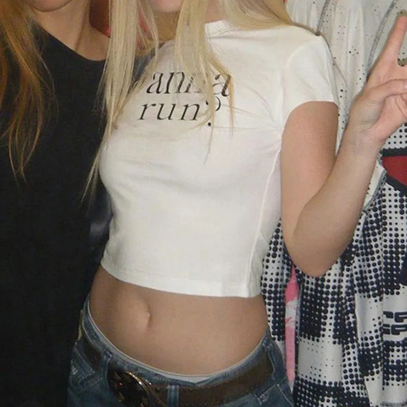 เสื้อยืดคอกลมพิมพ์ลายตัวอักษรสีขาว แฟชั่นฤดูร้อน เซ็กซี่ สไตล์สาวเปรี้ยว เสื้อครอปวินเทจ ทรงเข้ารูป แขนสั้น คอกลม สำหรับผู้หญิง