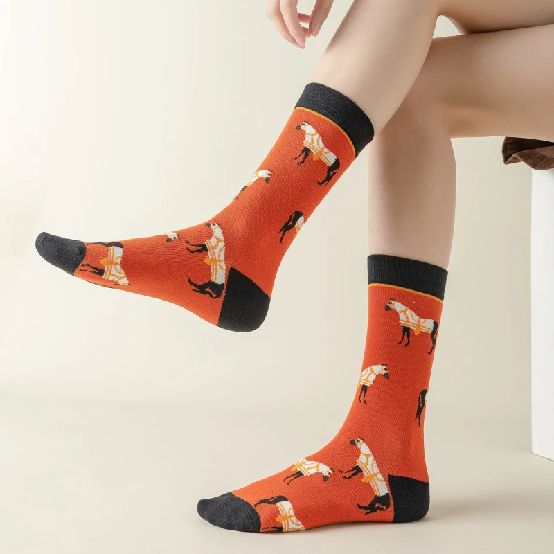 1/5 Pairs Frauen Pferd Druck Retro Mitte Rohr Baumwolle Socken Mode Street Style Schweiß Absorbieren Atmungsaktive Sport Freizeit Socken – Detail 6