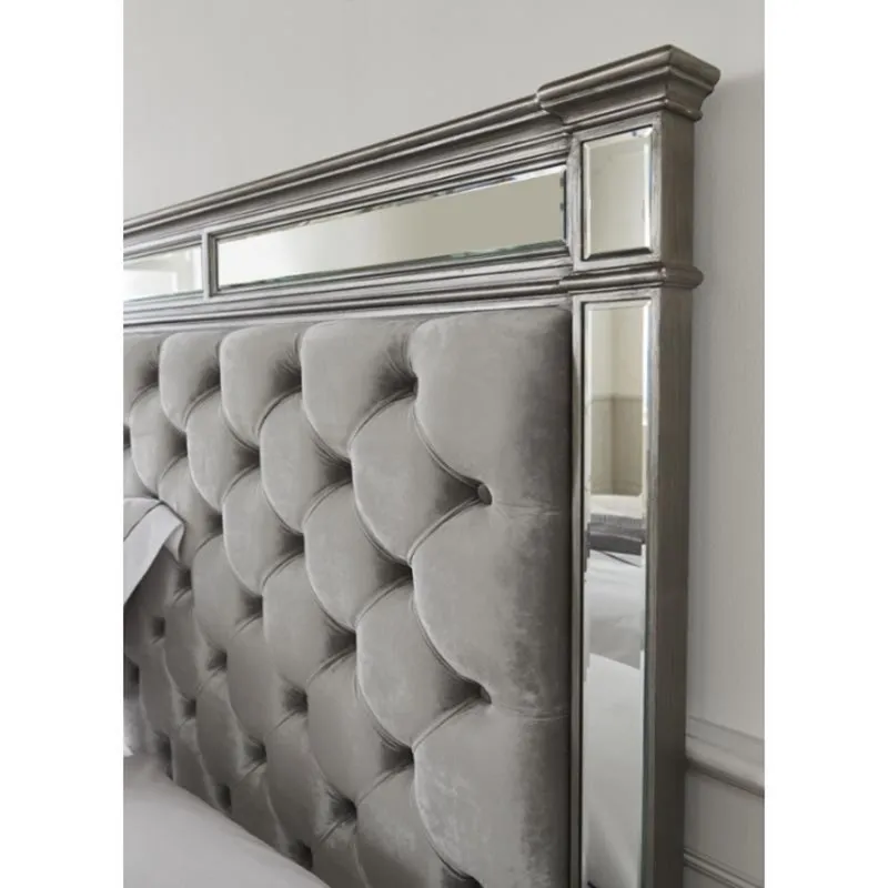 Lit de mariage à dossier haut avec bouton de traction en tissu, faire un vieux lit de princesse de villa de créateur américain