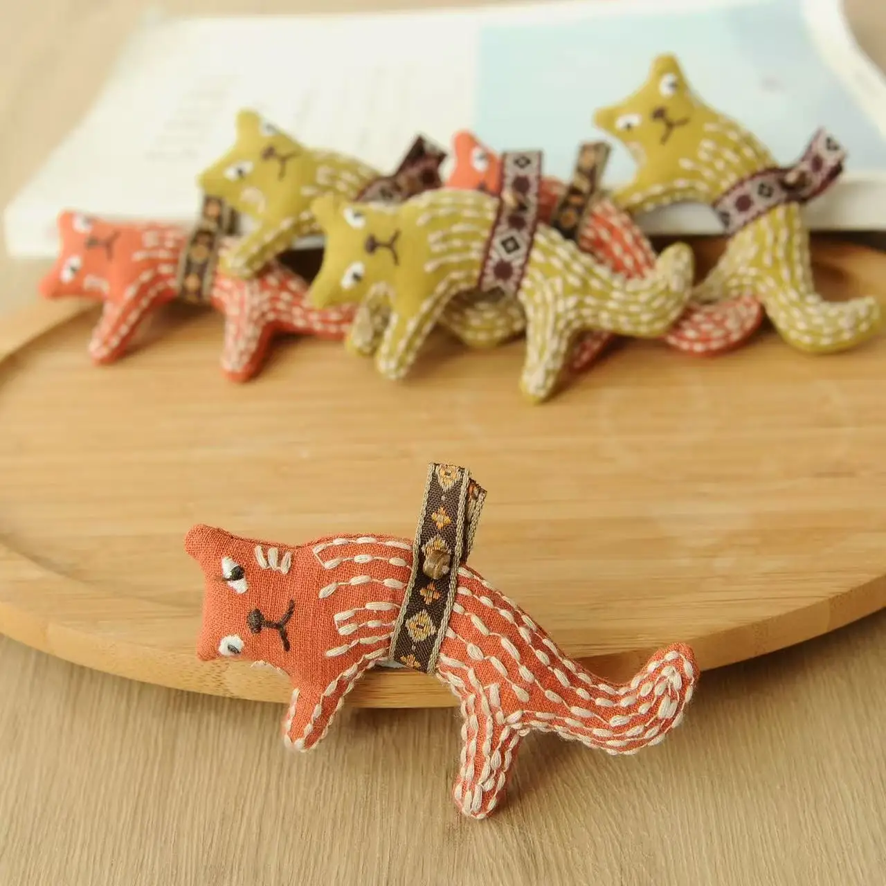 

Вышитая вручную брошь-котик: милый лесной котёнок из плюшевой ткани, булавка для детского рюкзака, мультяшное животное, украшение для одежды