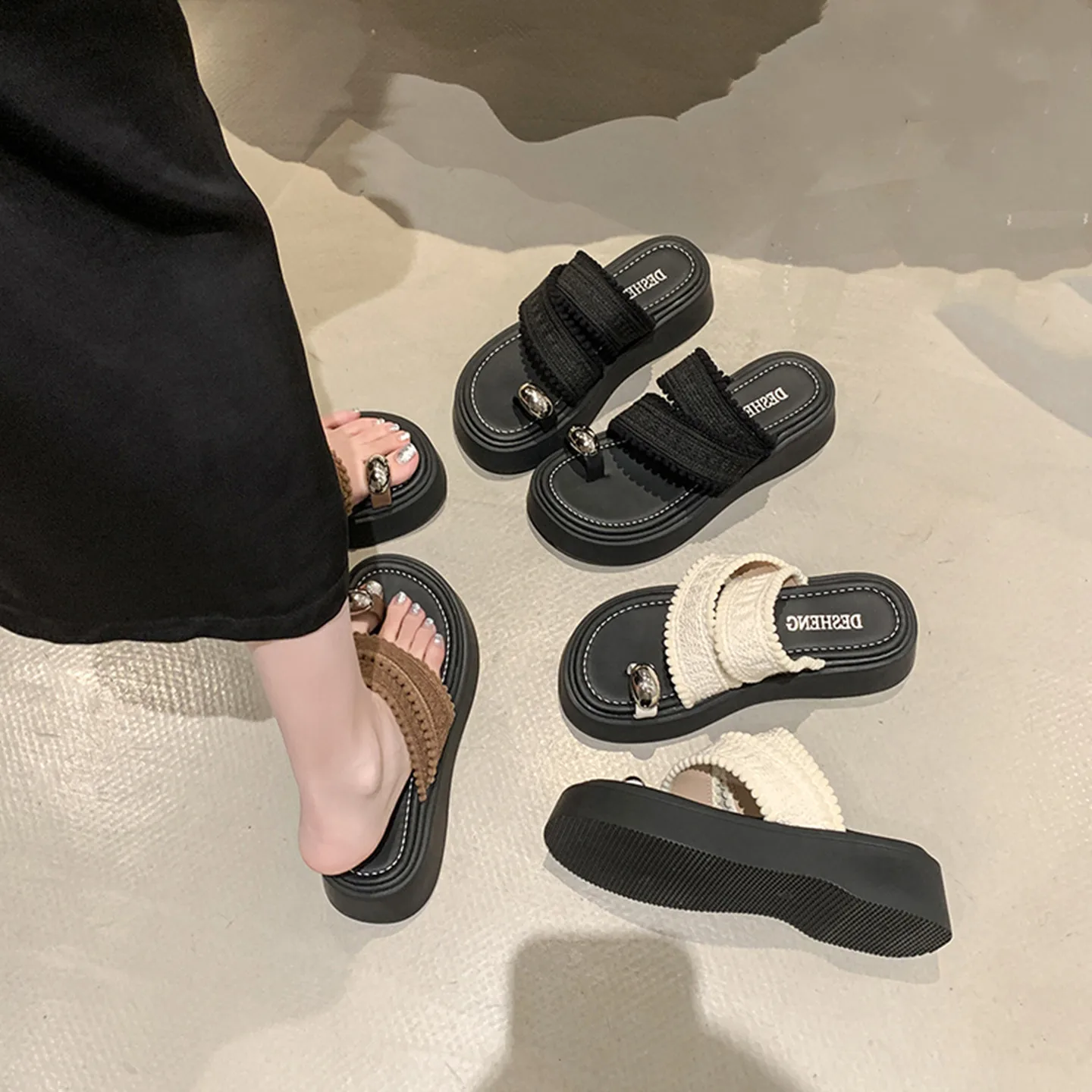 

Тапочки, женская летняя обувь, шлепанцы с заклепками, модные резиновые шлепанцы на платформе, мягкие роскошные гавайские шлепанцы, 2025 г., повседневные шлепанцы для отдыха