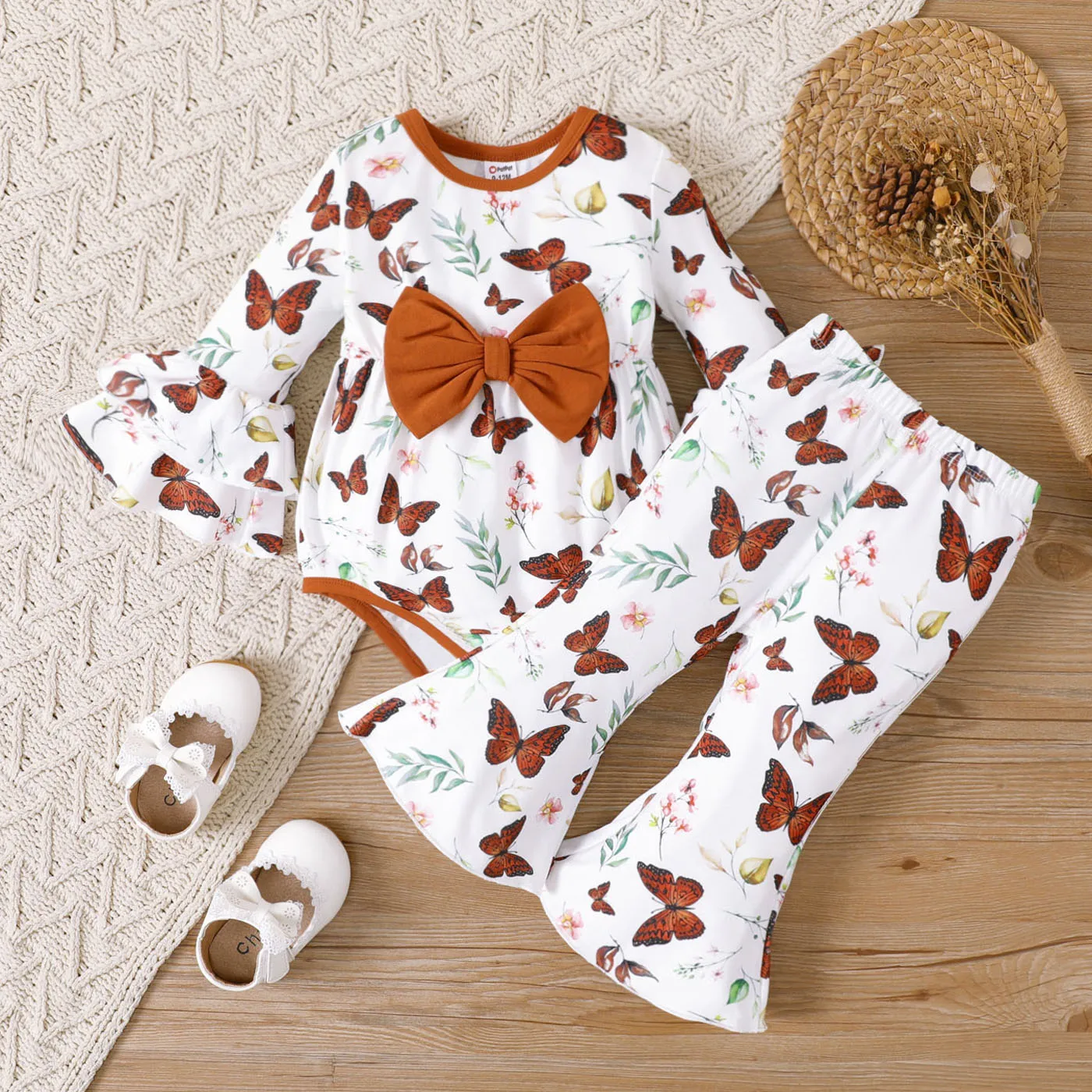 

PatPat 2pcs Baby Girl Butterfly Print Bow Decor Bell Sleeves Bodysuit and Flared Pants Set