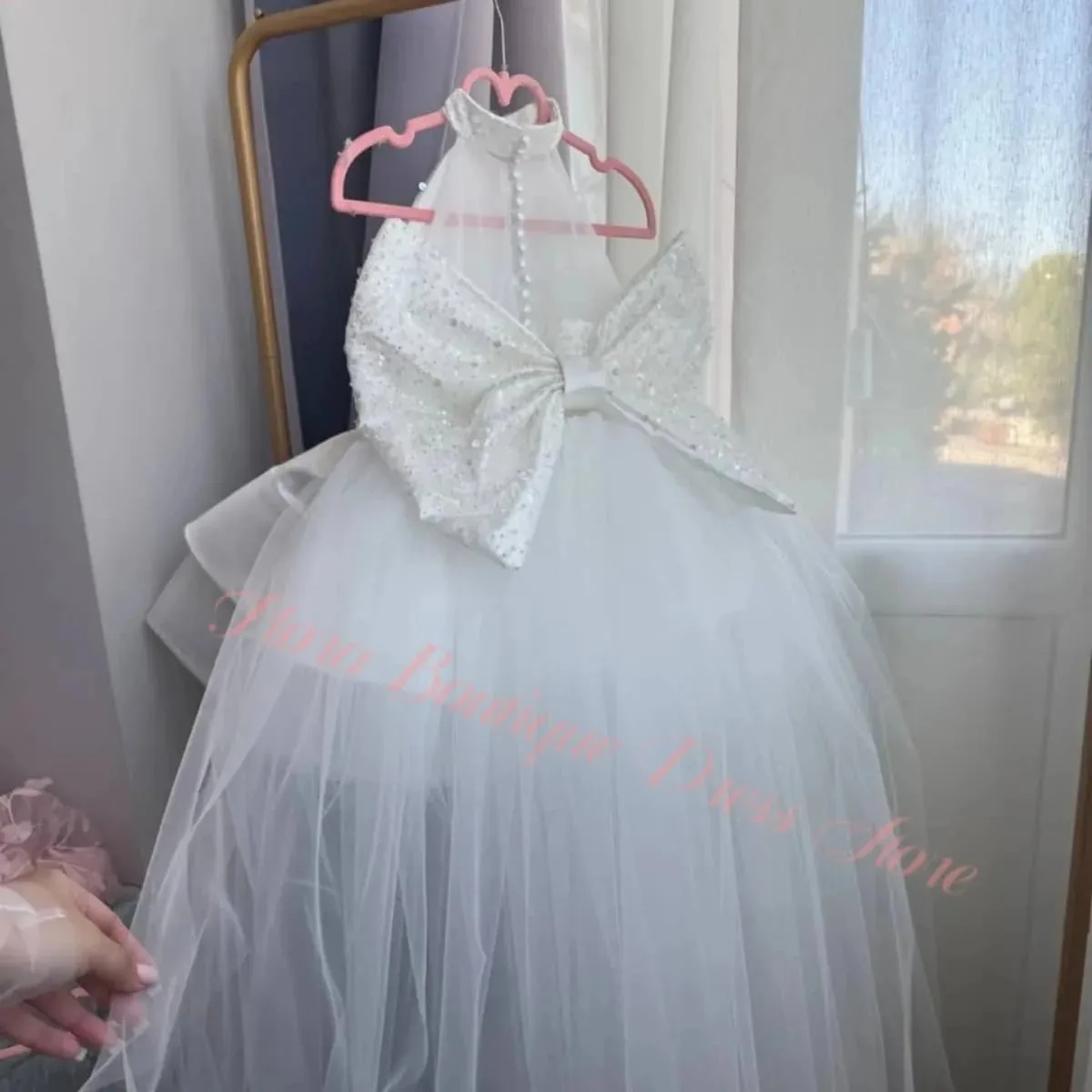 Großhandel Blumenmädchenkleid Lila Neckholder Perlen Pailletten Satin Ballkleid Kinder Geburtstag Festzug Party Blumenmädchenkleid Maßanfertigung – Detail 3