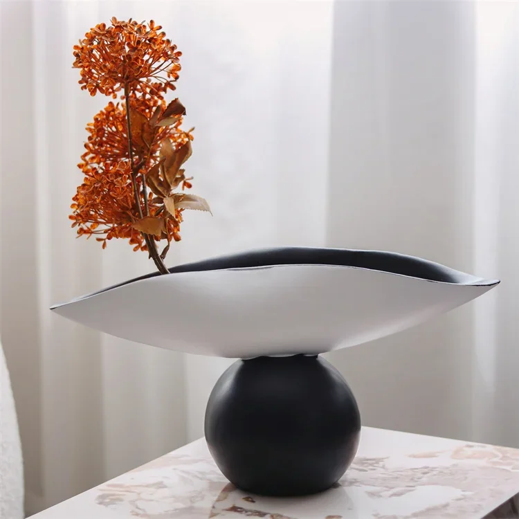 Modern Luxury Black and White Resin Creative Decorative Vase Home Decorative Art Desktop Office Decorative Vase
