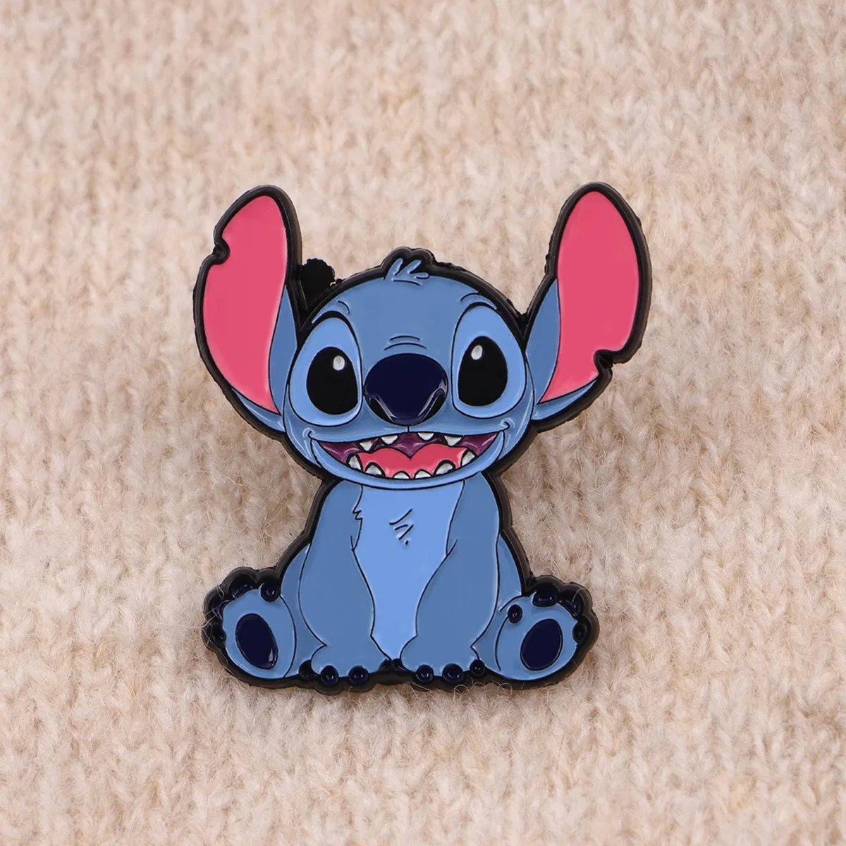 لطيف أنيمي غرزة المينا دبابيس الأزرق شخصيات كرتونية بروش التلبيب شارة بدبوس على ظهره الملابس والاكسسوارات هدايا مجوهرات الأزياء