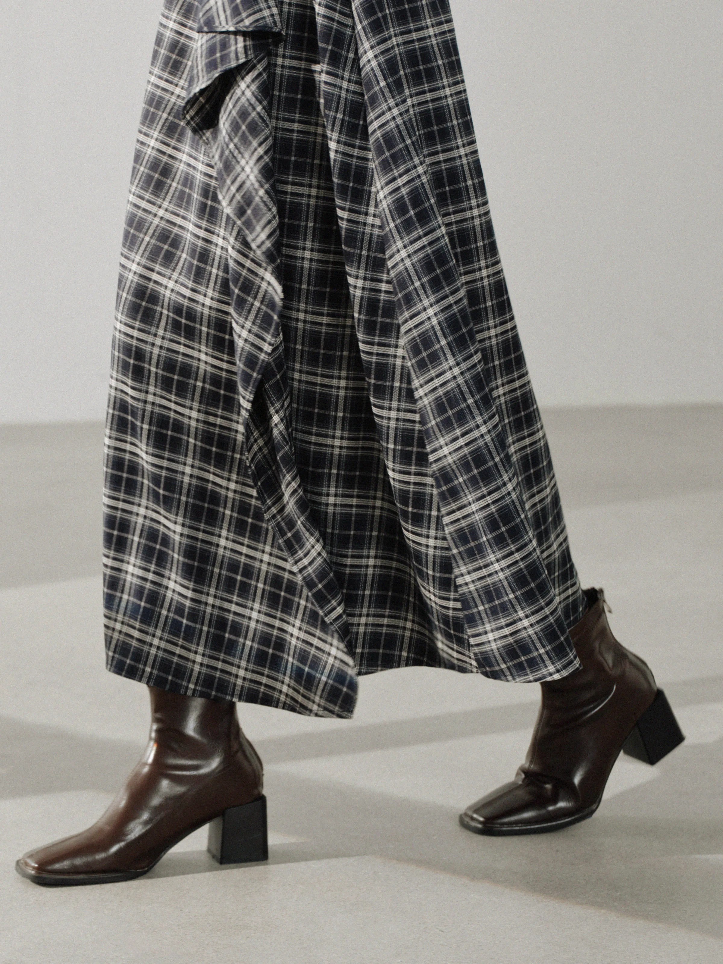 Preppy Plaid Skirt Women High Waist A-line Midi Skirt Elegant Asymmetric Flared Design Vintage Checkered Skirt for Autumn Casual