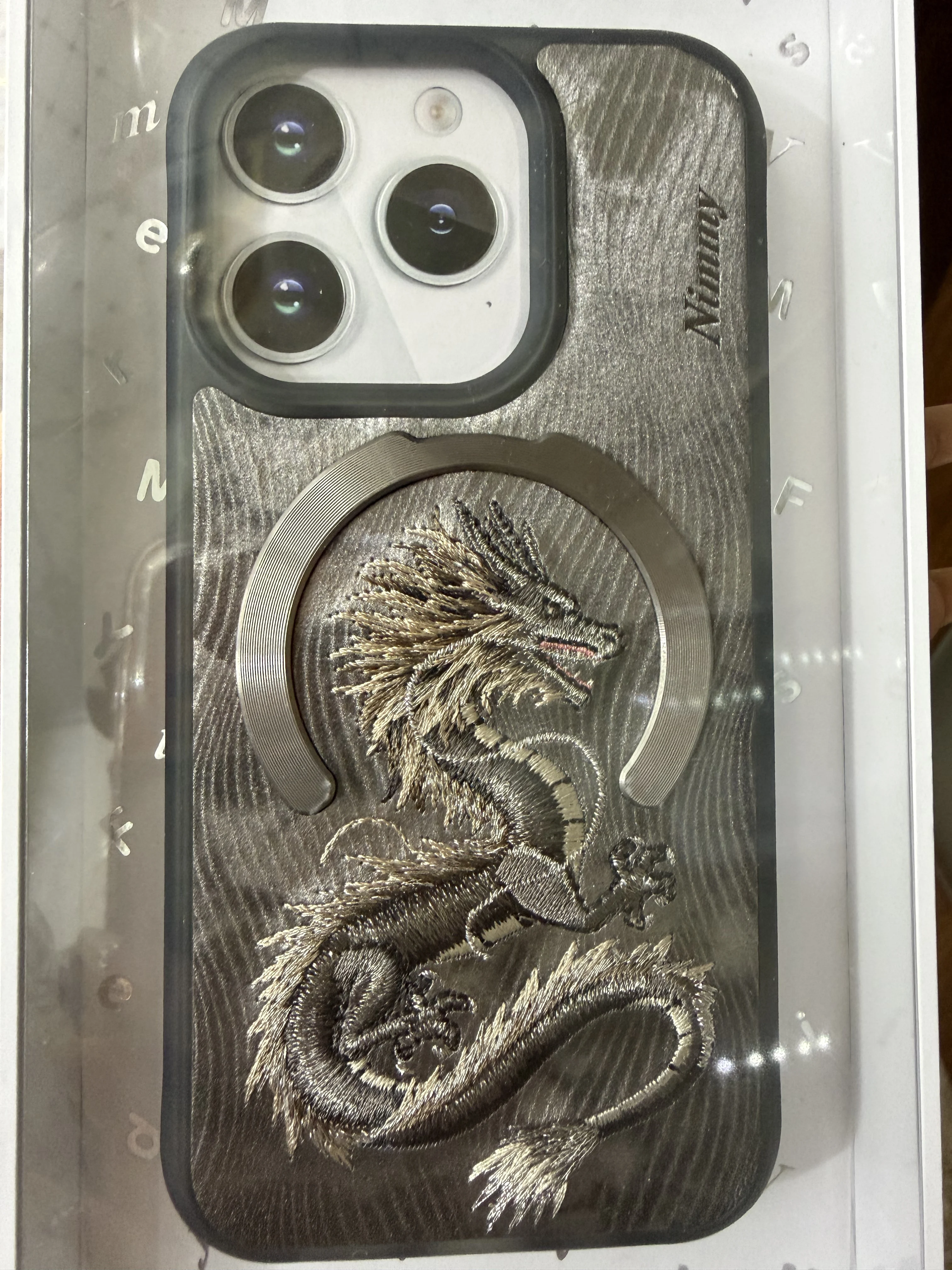 

Новейший чехол для мобильного телефона на складе, подходит для iPhone15pro, чехол для мобильного телефона с магнитной вышивкой «Золотой дракон»