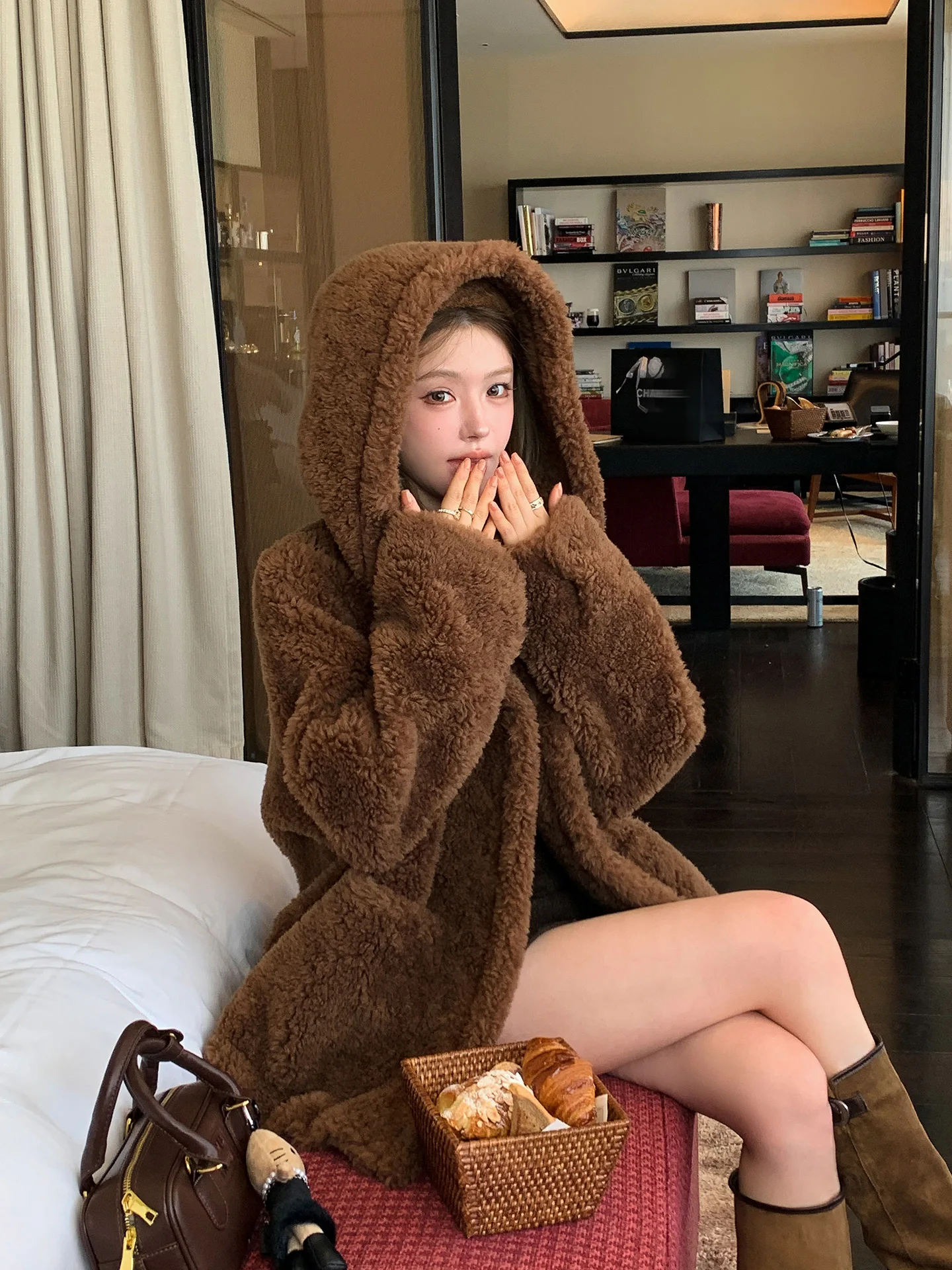 

Корейская шуба из овечьего меха, женская шуба средней длины с капюшоном из кожи и меха, удобная теплая зимняя верхняя одежда