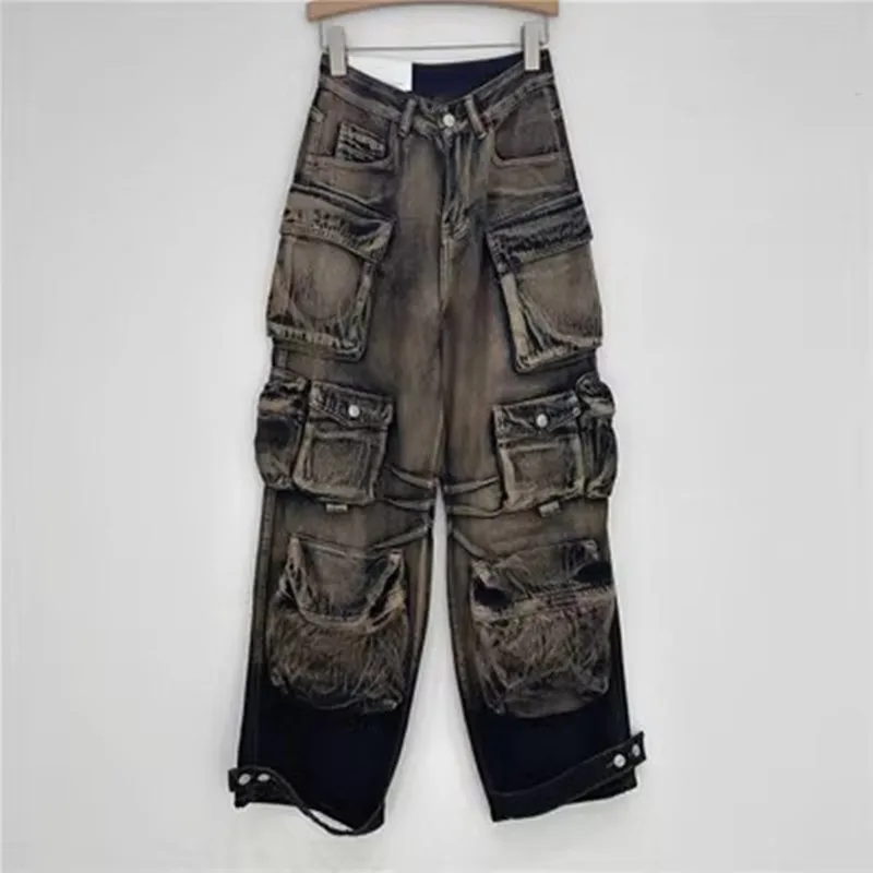 

Utility chic cargo jeans. Multi-pocket design & relaxed straight-leg cut in versatile light grey.