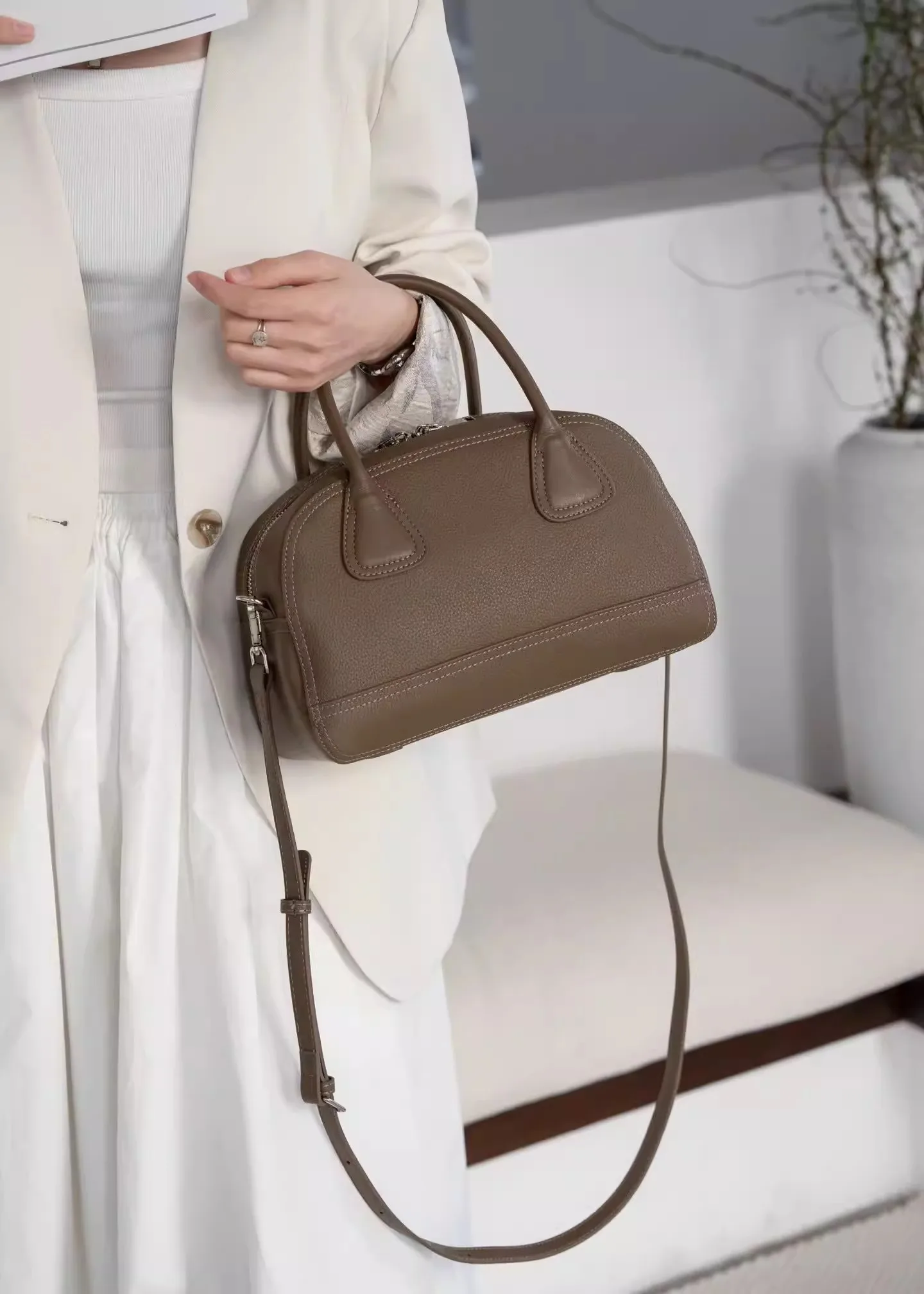 

Autumn and Winter New Niche First-Layer Cowhide Boston Bag Genuine Leather Shoulder Crossbody Bowling Bag