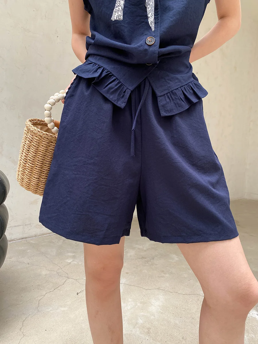 Sommerliches Damen-Set: Einfarbiges, ärmelloses Shirt mit Fungus-Edge-Details und kurzen Ärmeln sowie Shorts mit Kordelzug. – Detail 22