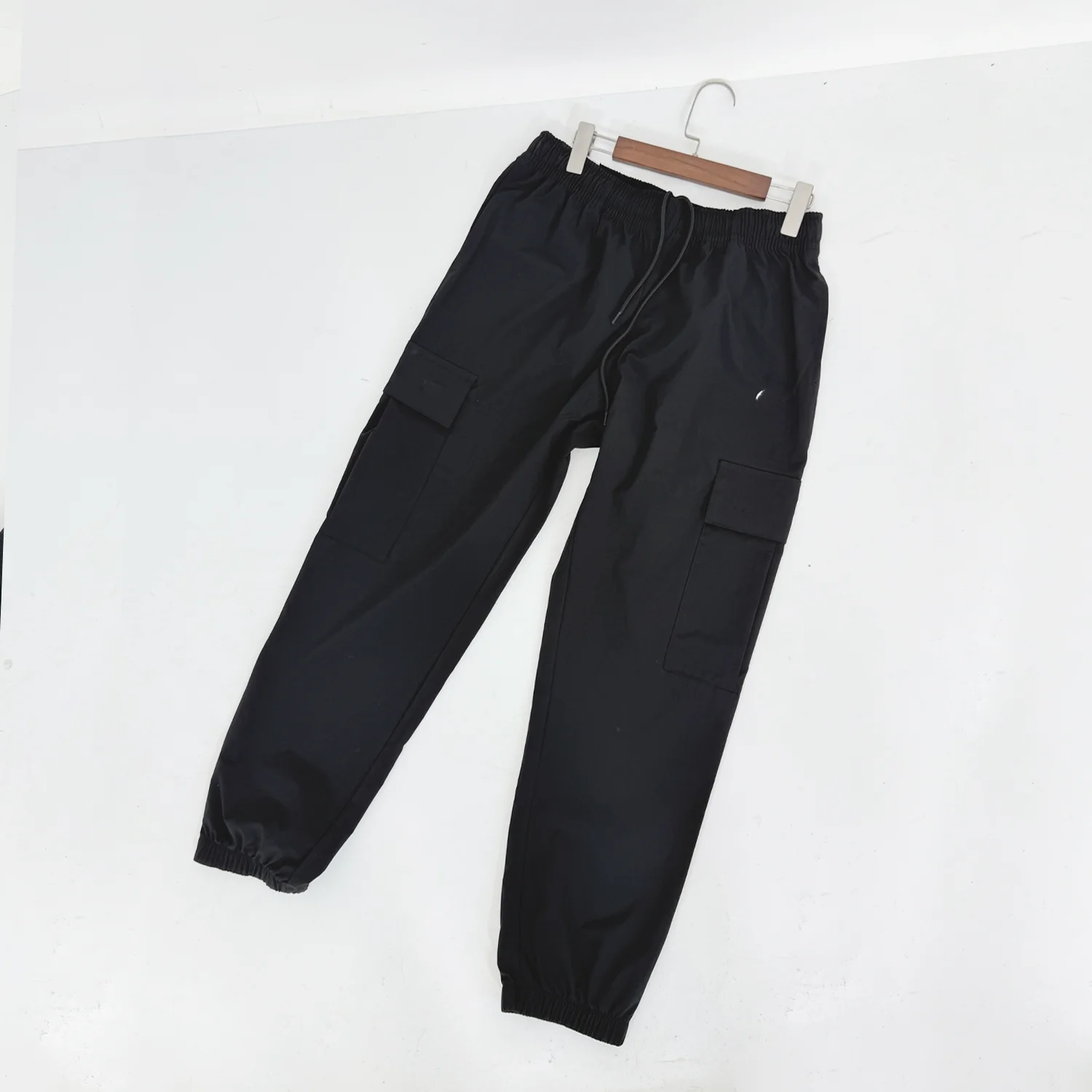 

Qui Dry Sports Fabric Loose Casual Pants Multiple kets Embroidered Logo Men's Pants Polyester Fiber Summer Season