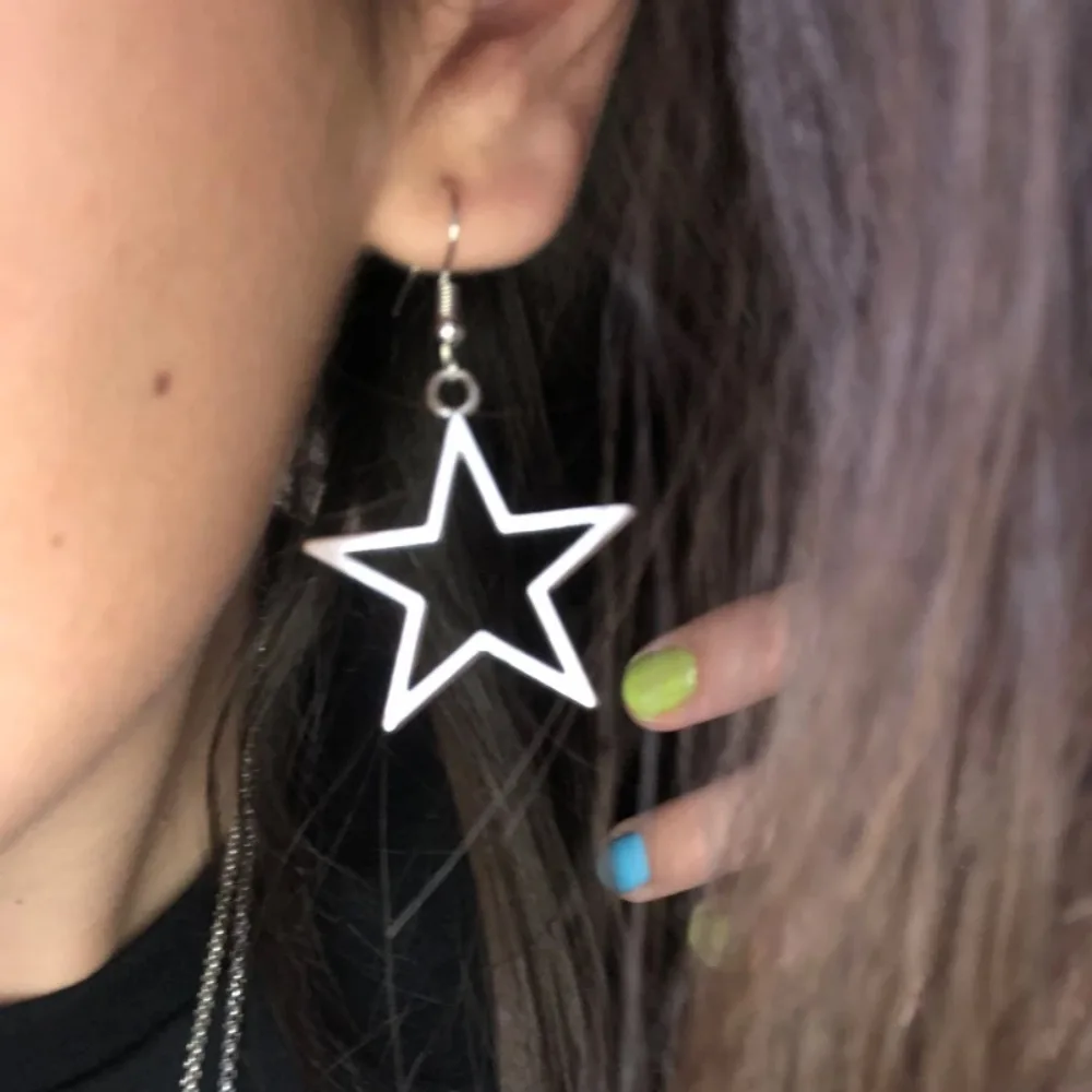 Creative Star EarringsSimple Design Color Hollow Star Drop Earrings for Women Fashion Ear Piercing Pentagram Dangle Earring Gift