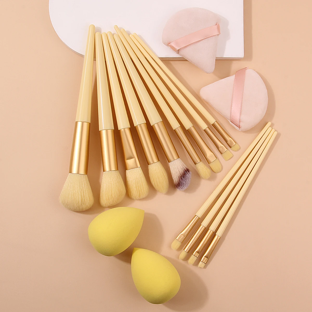 Ensemble de 13 pinceaux de maquillage portables à poils souples + 4 œufs de beauté en éponge, outils de maquillage professionnels triangulaires pour bouffées de poudre