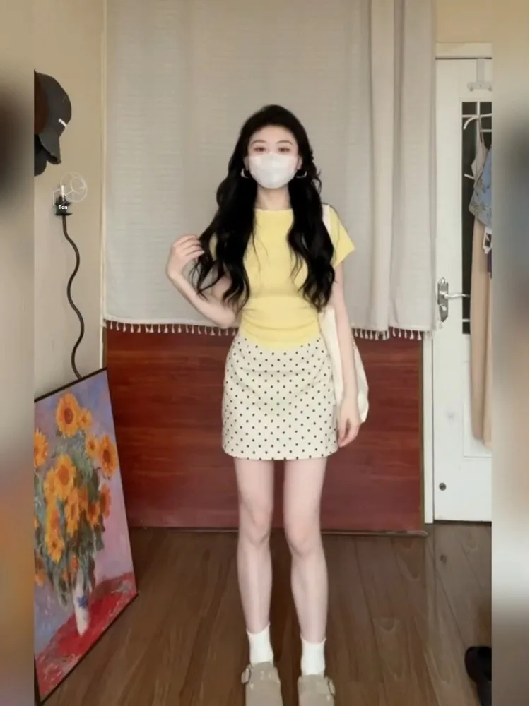 

Стильный летний комплект XZY: желтый топ и юбка А-силуэта в горошек с высокой талией для полных женщин в корейском стиле.