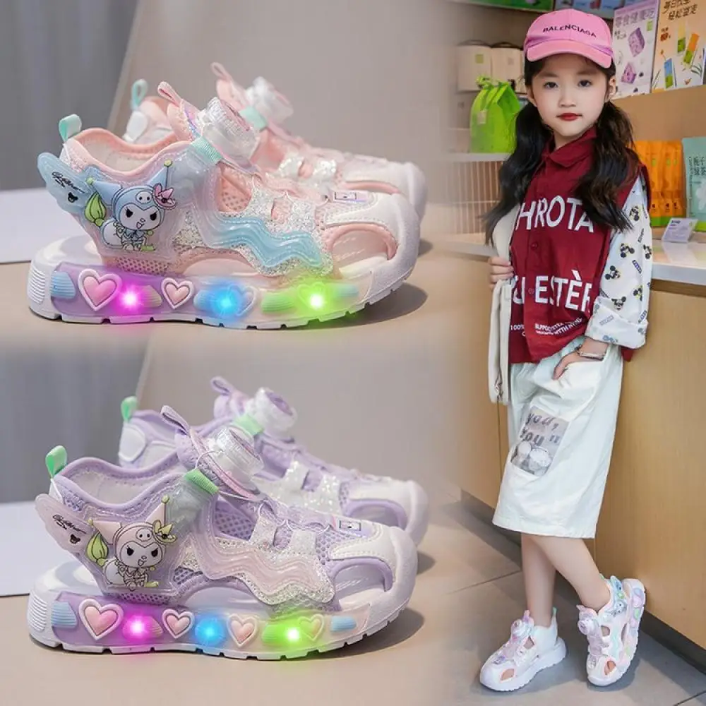 

Спортивные сандалии со светодиодной подсветкой для девочек Sanrio Kuromi, летние сандалии принцессы с героями мультфильмов, повседневная пляжная обувь, нескользящая детская обувь на мягкой подошве, кроссовки