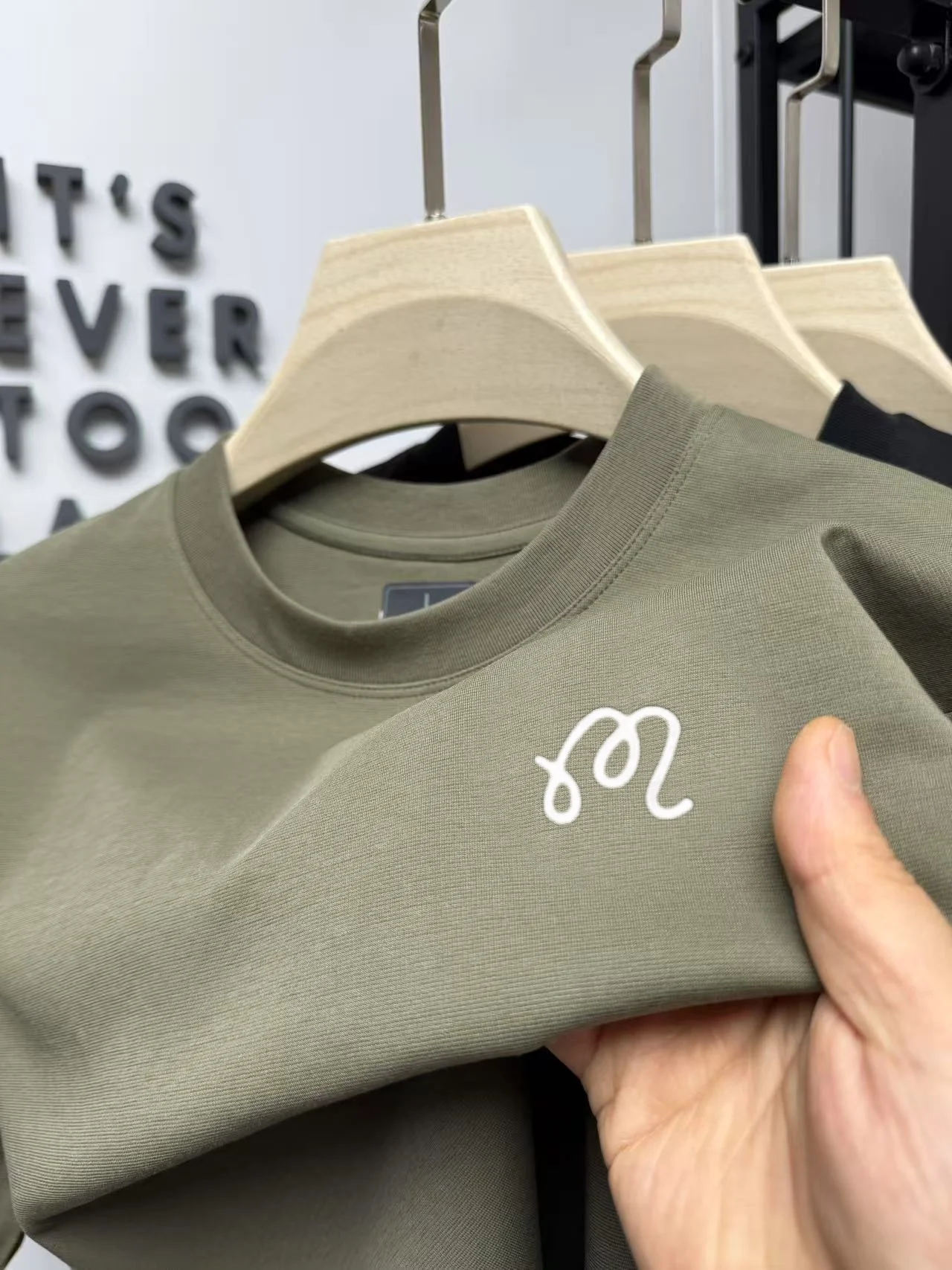 Modisches Herren-Sommer-T-Shirt, neu, bequem, atmungsaktiv, heiß begehrte Marke, exquisite Buchstabenstickerei, lässiges Kurzarm-Shirt – Detail 14