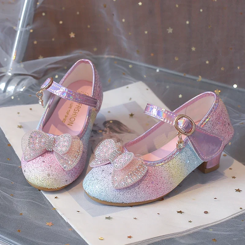 Glitzernde, elegante Mädchen-High-Heels in Regenbogenfarben mit Schleifenknoten, Prinzessinnen-Schuhe für Kinder, für Hochzeiten und Partys, hochhackig, schick, neu. – Detail 13