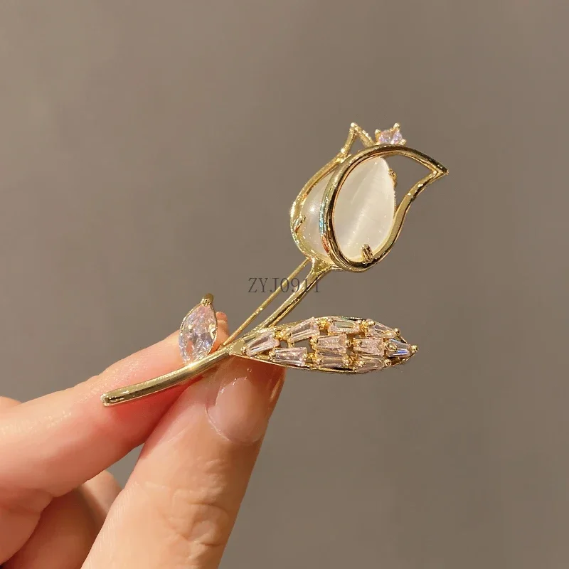 Broche de tulipán para mujer, exquisito nicho de gama alta, Pin para traje, accesorios, hebilla antiligera, escote, ramillete de ropa fija
