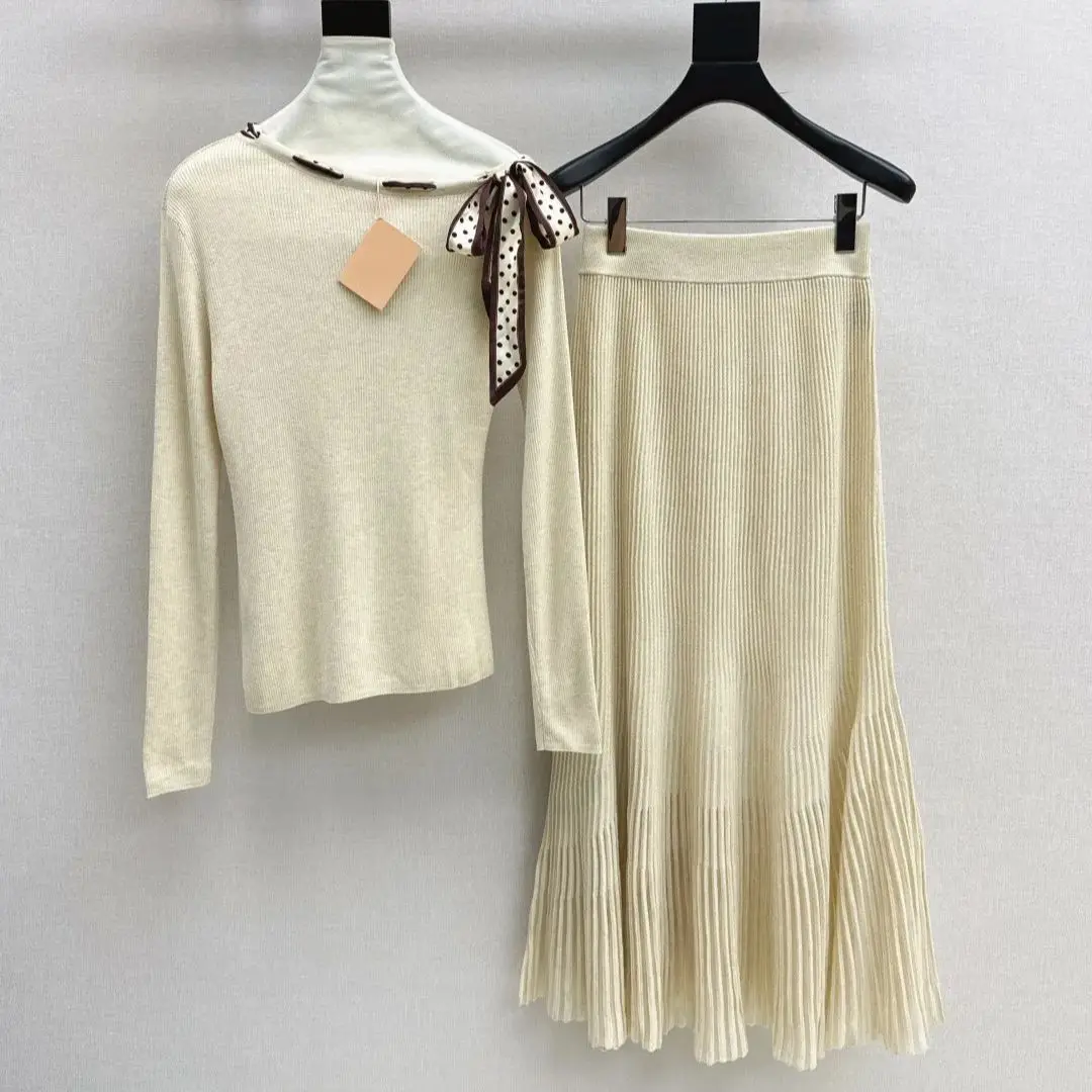 

The latest knitted suit for autumn and winter 2025 is decorated with a silk scarf and a long-sleeved knitted sweater mermaid kni