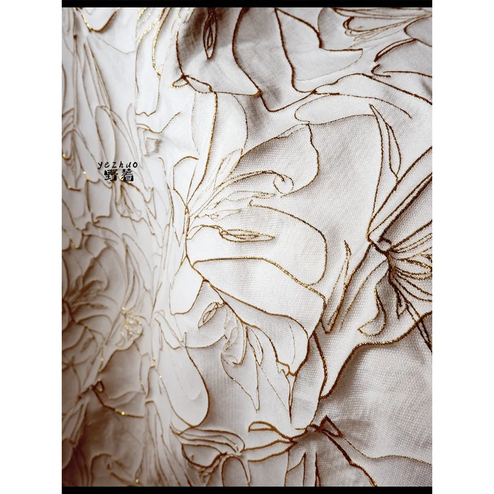 

Белый фон, золотая нить, пасторальный цветок, яркий шелк, 3D рельефная текстура, жаккардовая ткань, дизайнерская ткань для платья своими руками