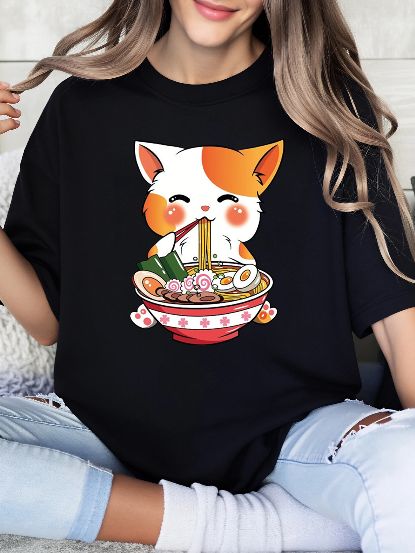 귀여운 고양이가 라면을 먹는 프린트 패턴과 텍스트 할로윈 티셔츠 여성 캐주얼웨어 블랙 플러스 사이즈
