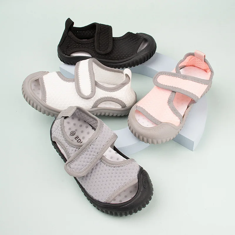 

Детские уличные цветные дышащие кроссовки на плоской сетке, верхняя одежда для мальчиков и девочек, серые, белые, розовые, черные сандалии