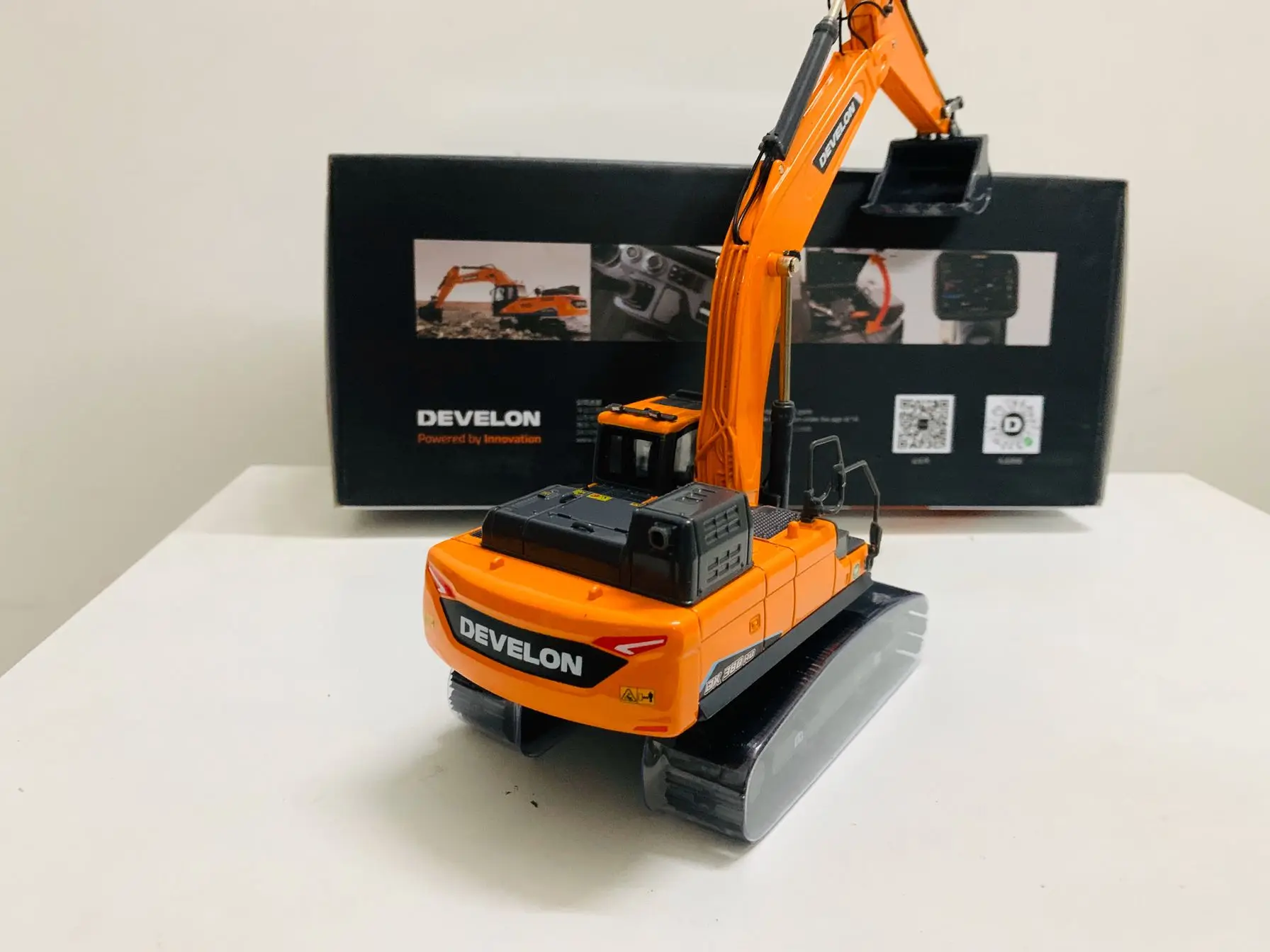 Develon DX380HD Crawler Excavator 1/50 Scale Die-Cast Model Metal Machines New in Original Box