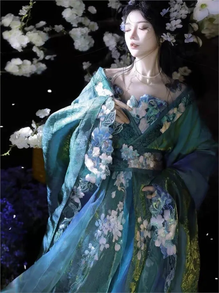 A complete set of new Hanfu robes with gradient embroidery and heavy craftsmanship